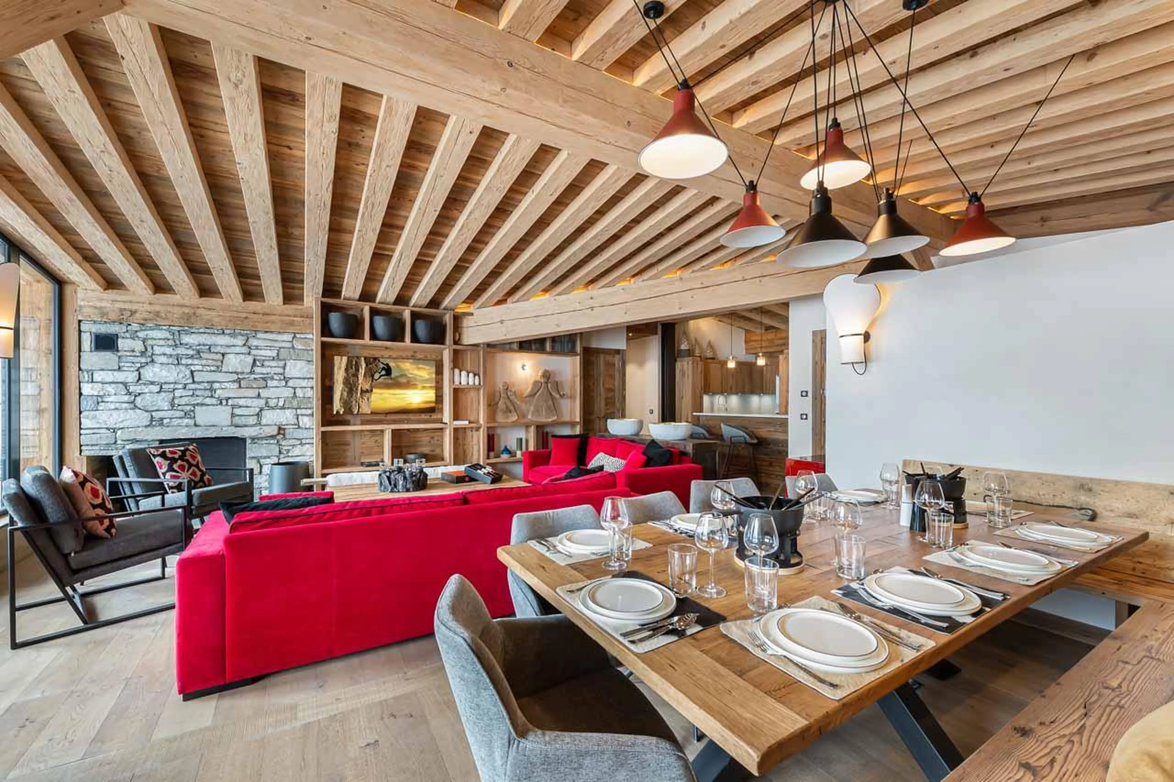 Spacious dining table with contemporary lighting in Penthouse Chamois, Val d'Isere