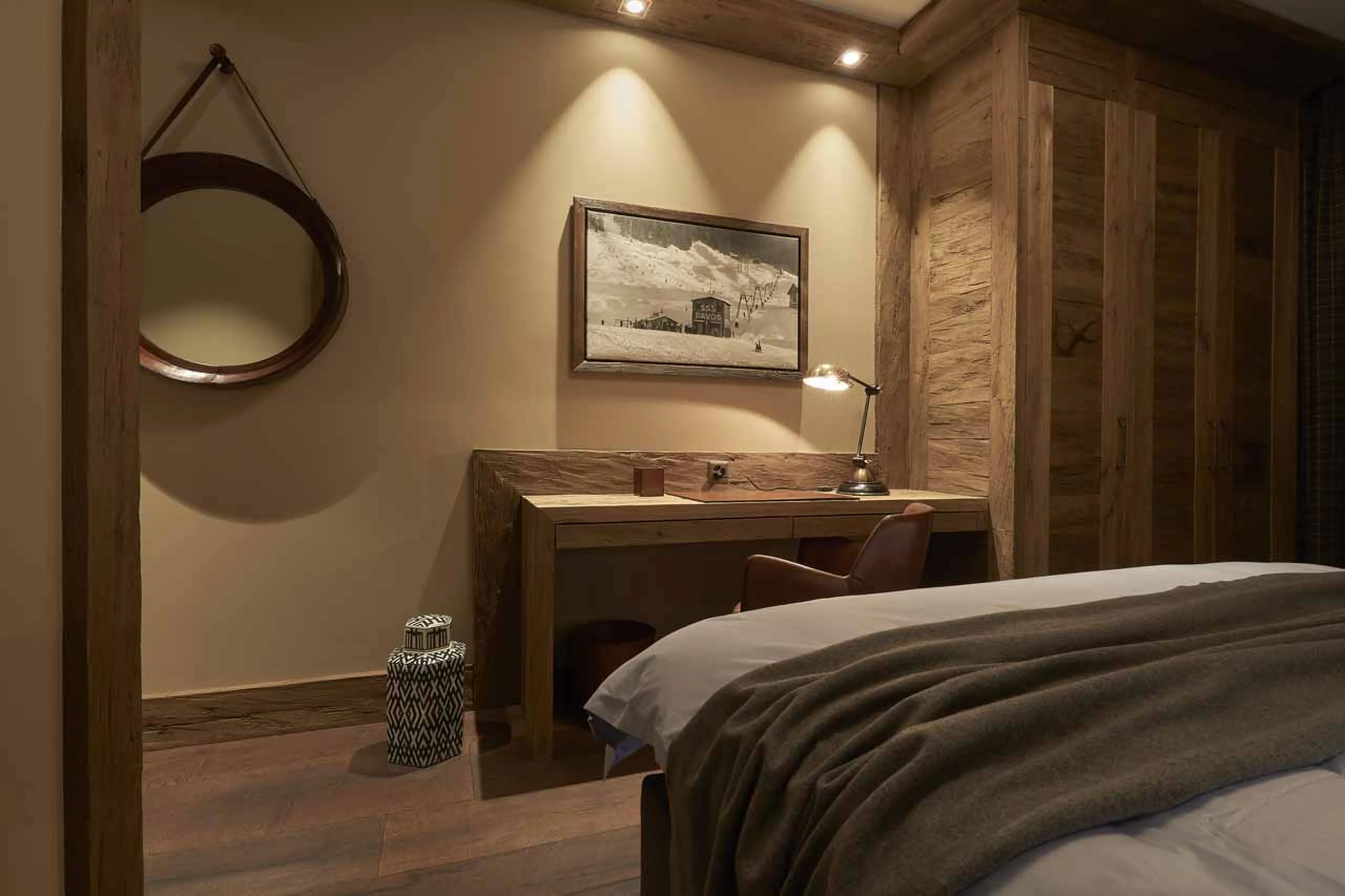 Desk in double bedroom at Penthouse Elbert Lodge in Davos