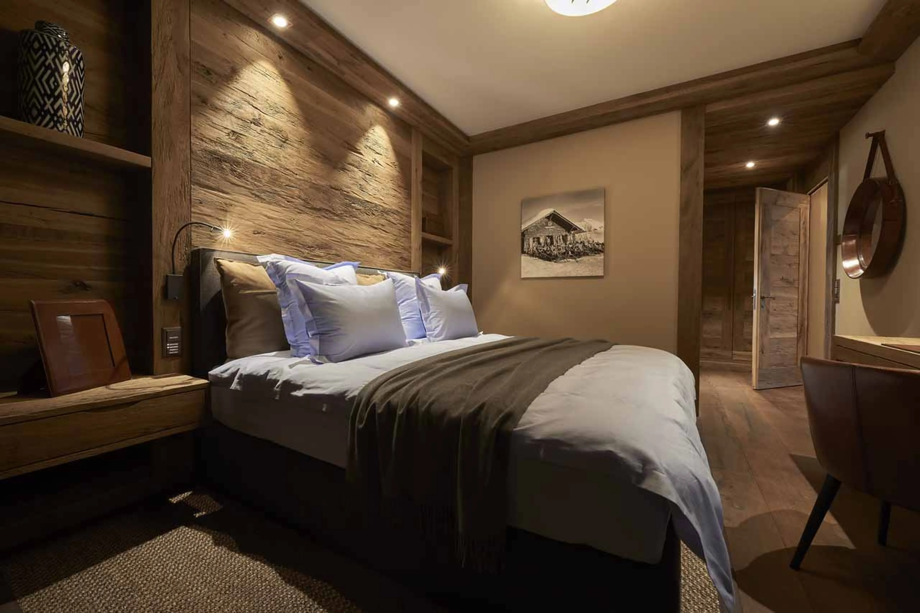 Double bed at Penthouse Elbert Lodge in Davos