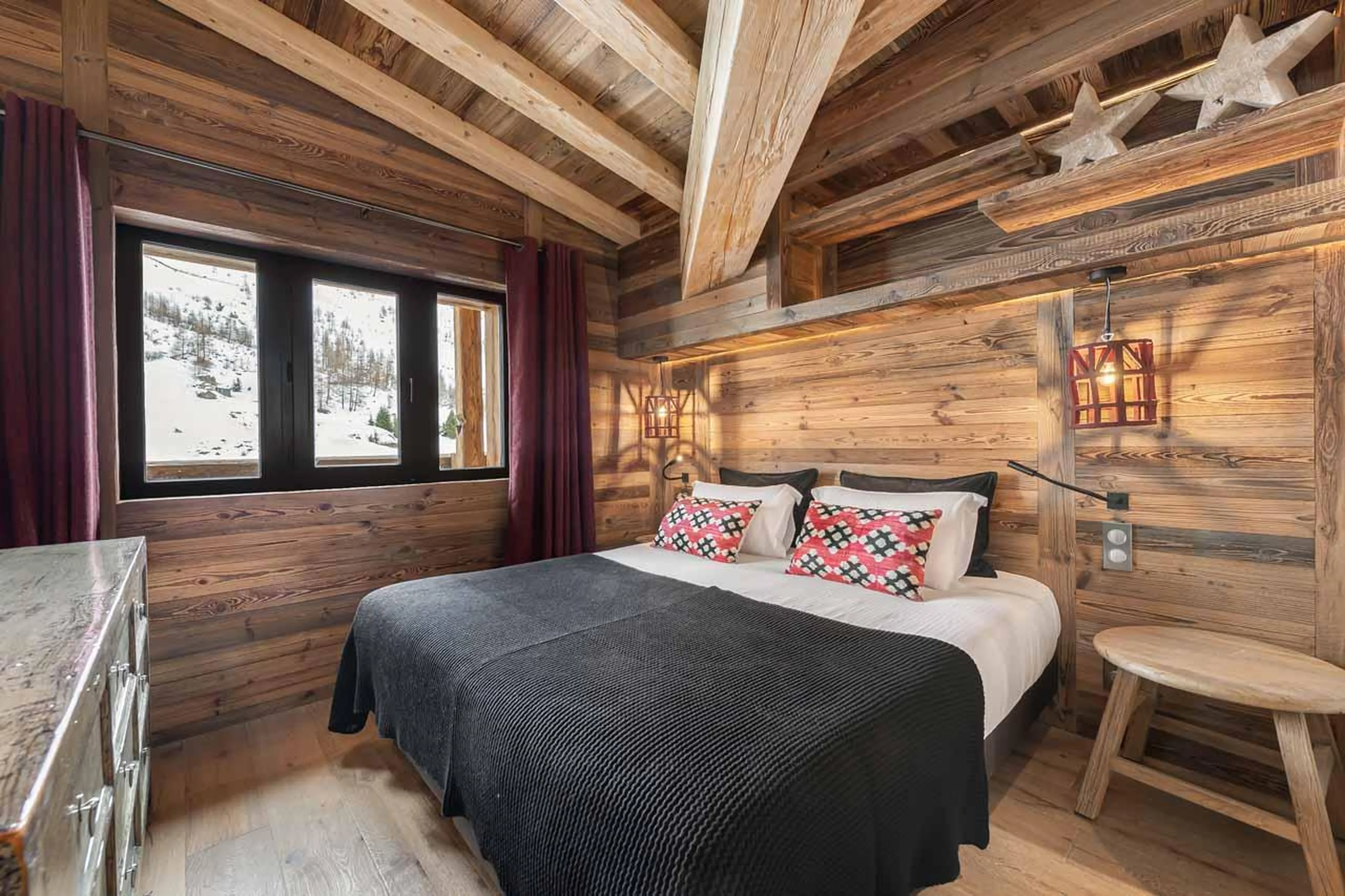 Double bedroom with en-suite shower room in Penthouse Fleche, Val d'Isere
