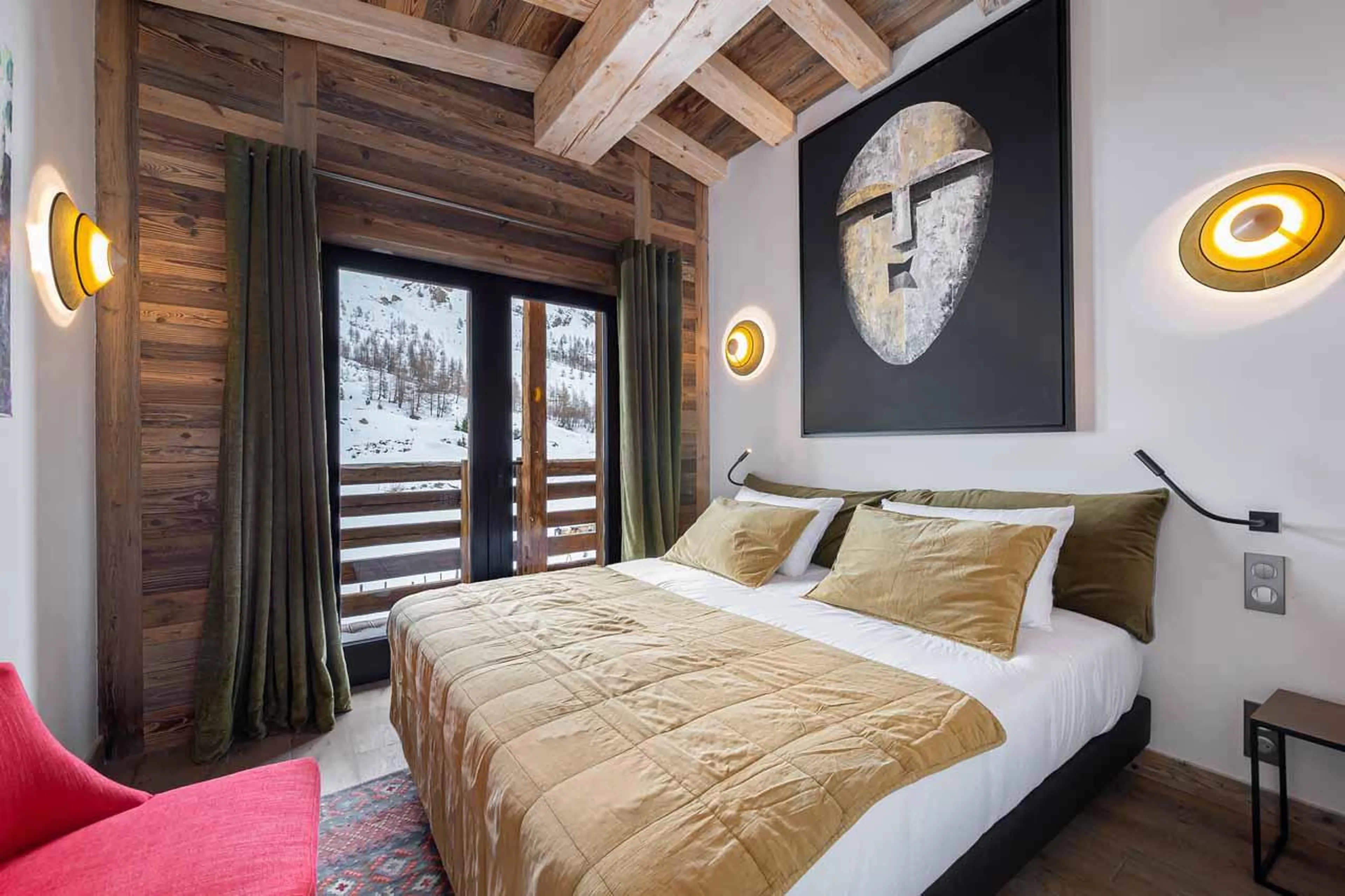 Double bedroom with terrace access and en-suite shower room in Penthouse Fleche, Val d'Isere