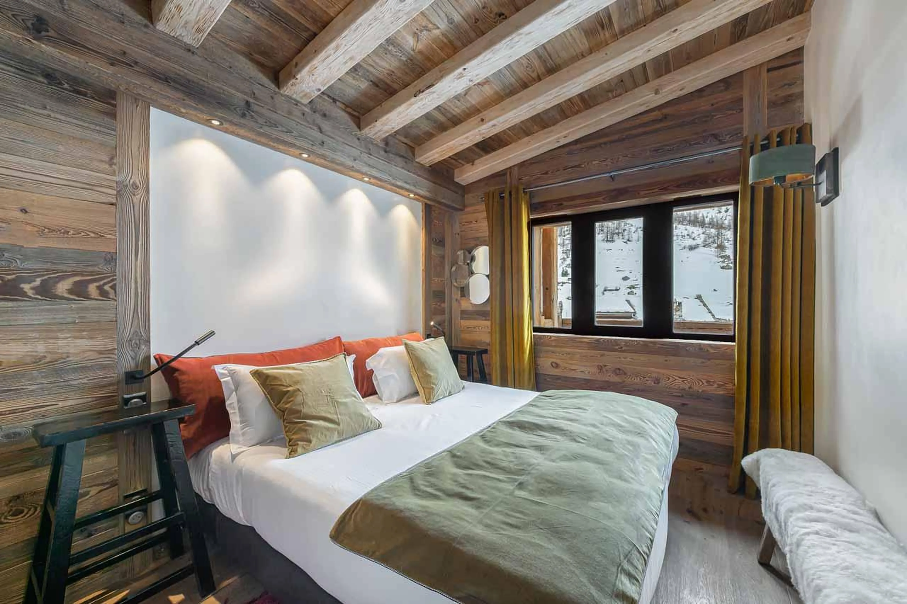 Double bedroom with en-suite shower room in Penthouse Fleche, Val d'Isere