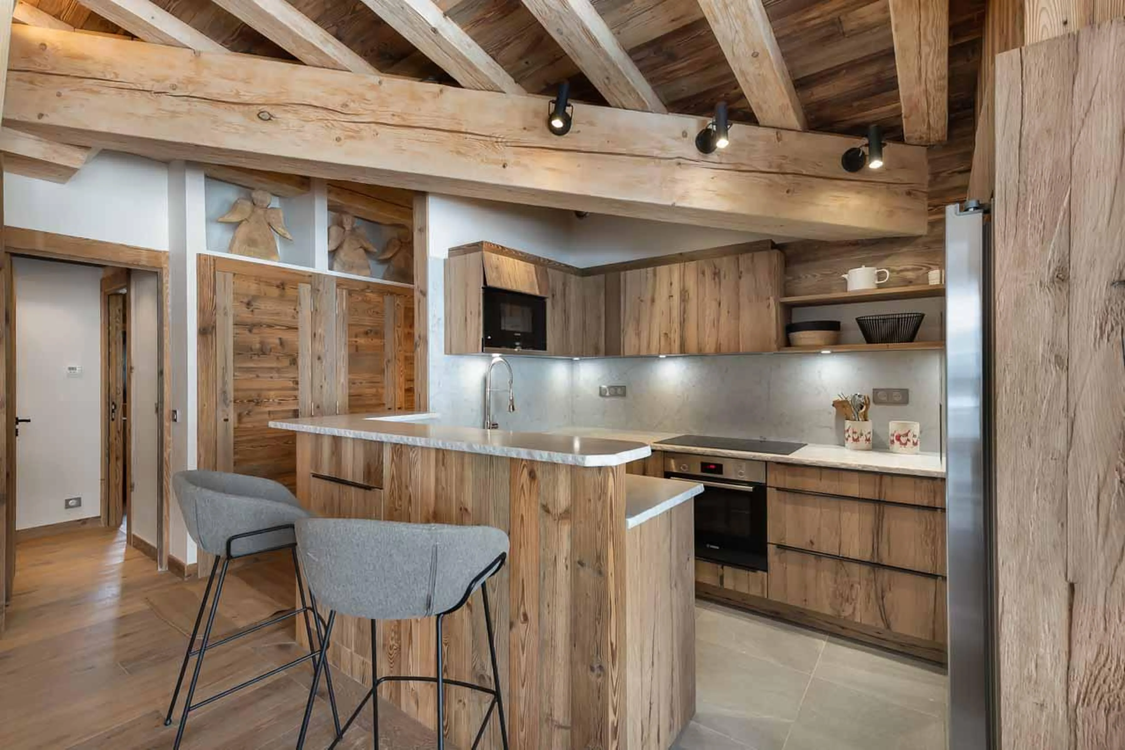 Modern kitchen with breakfast bar in Penthouse Fleche, Val d'Isere