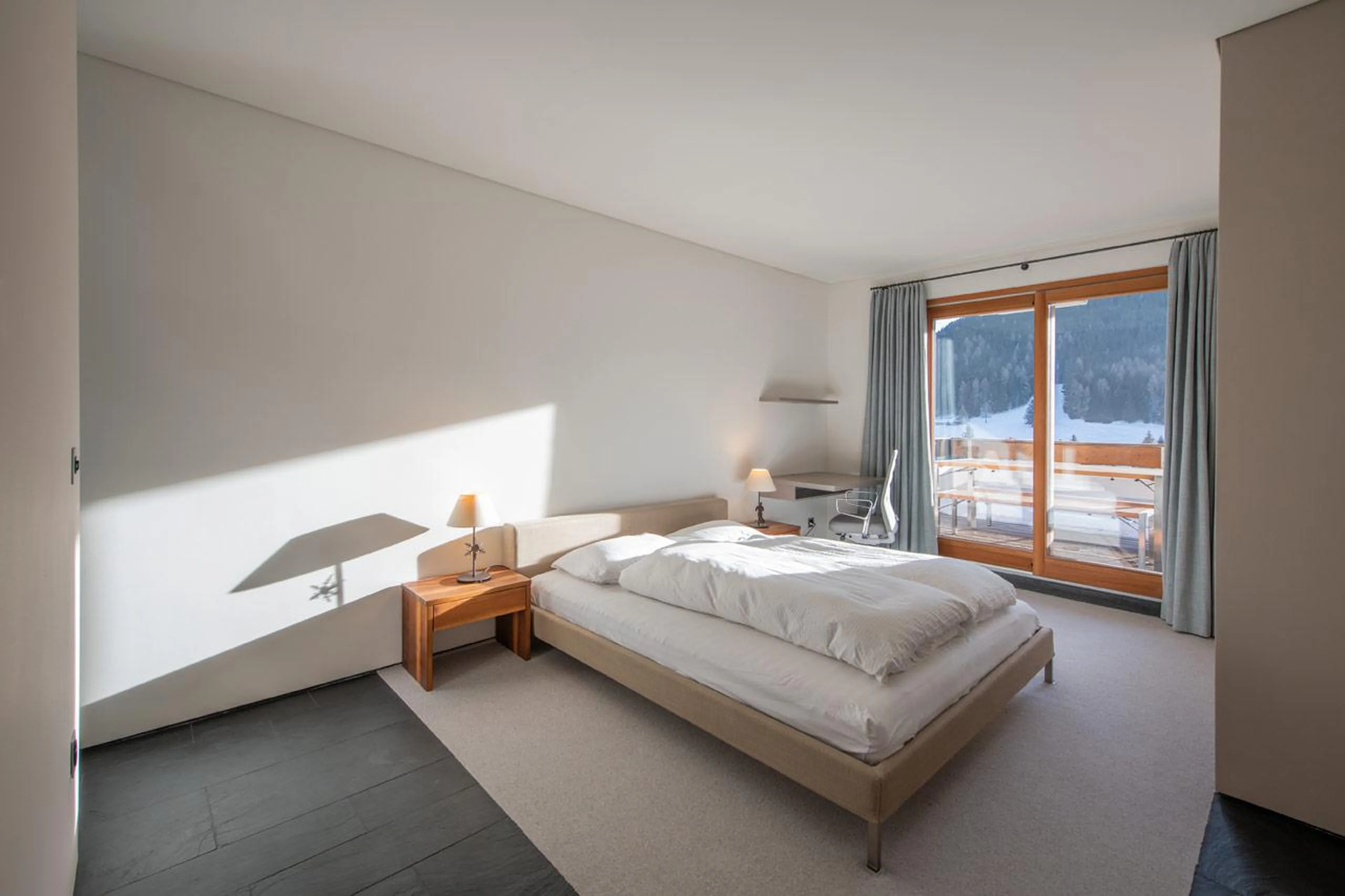 Double bedroom with en-suite bathroom in Apartment Flora 4S in Davos