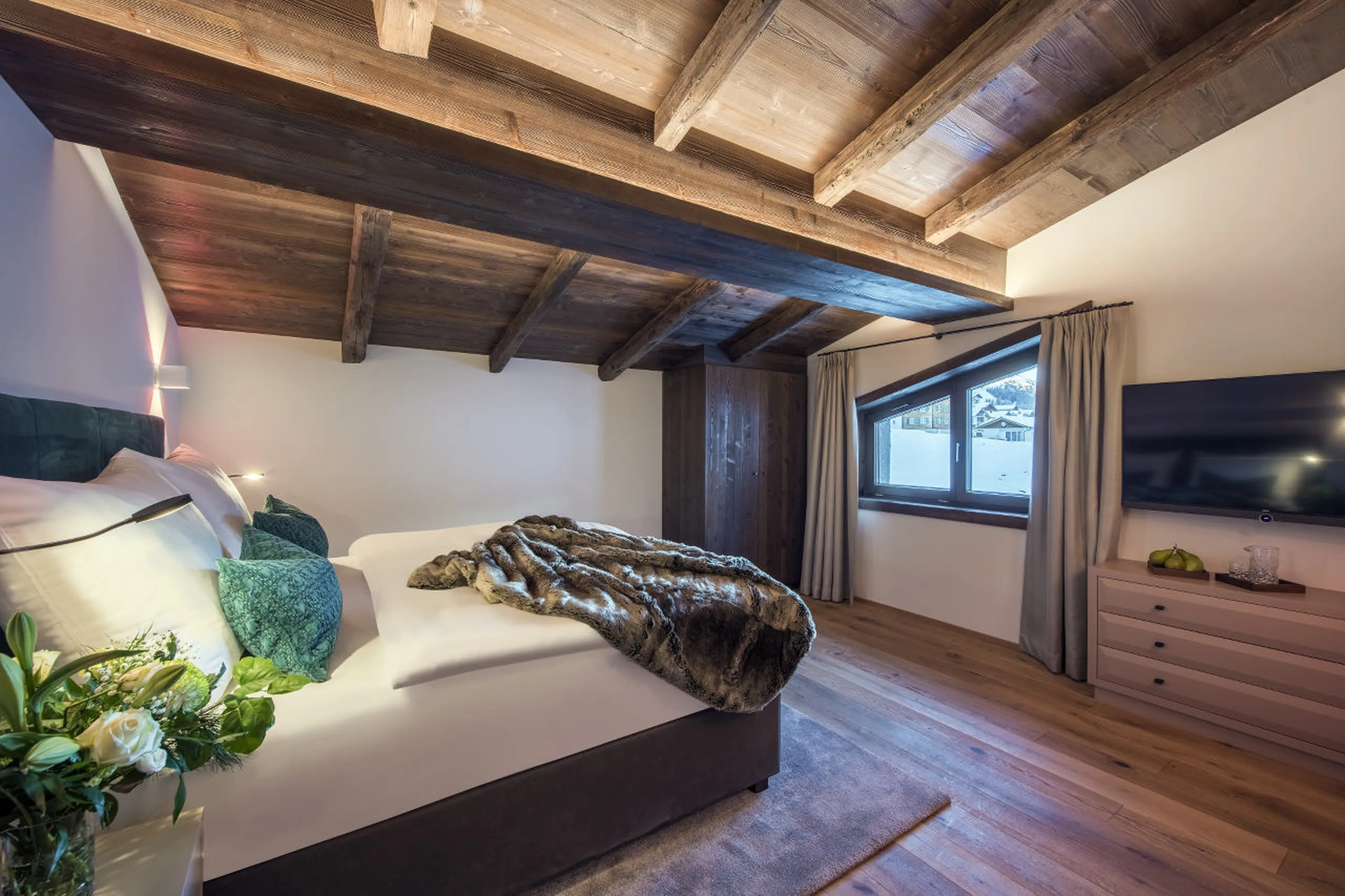 Twin/double bedroom with TV in Nidus Penthouse in Lech