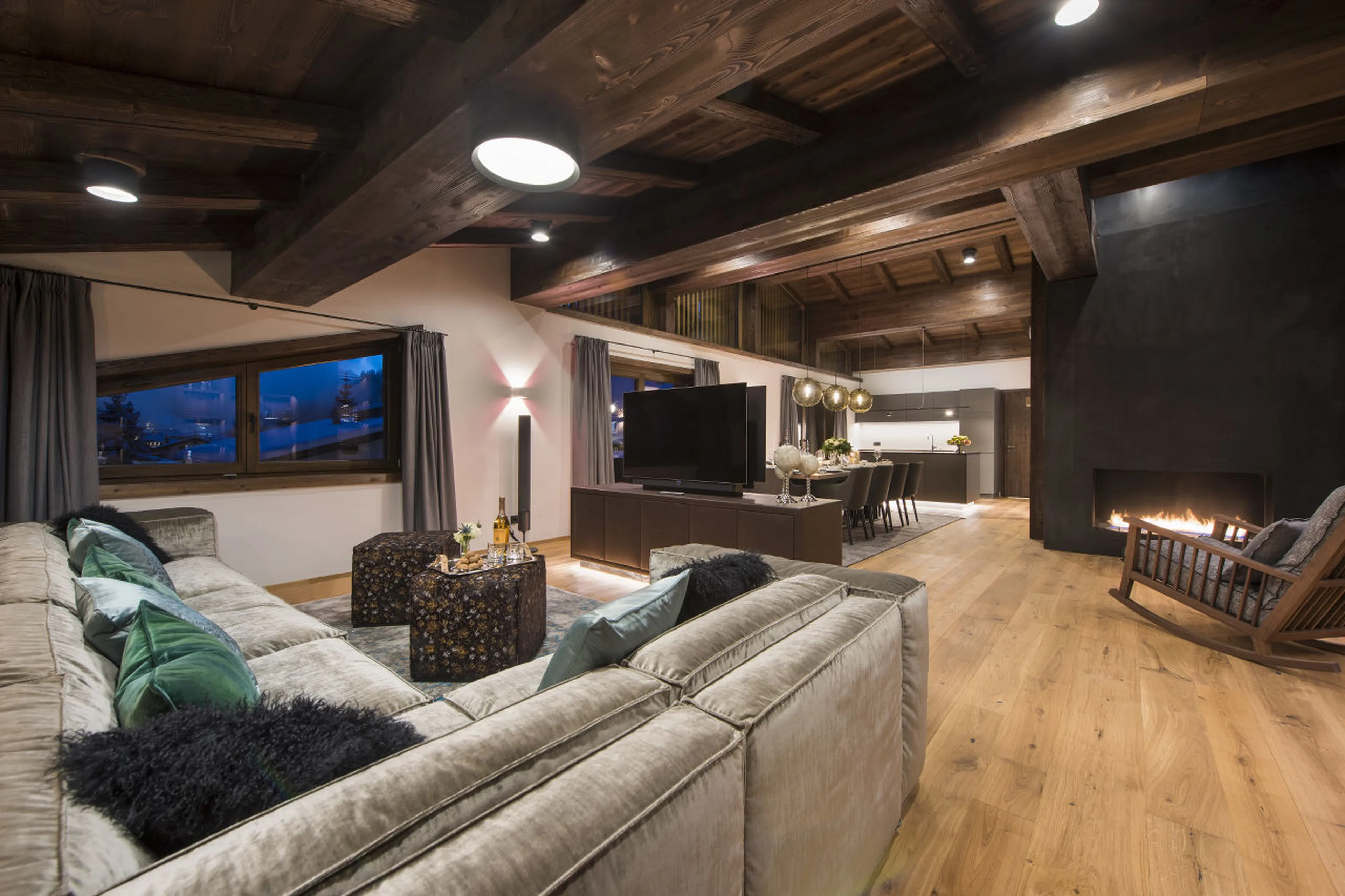 Living room with TV and fireplace in Nidus Penthouse in Lech