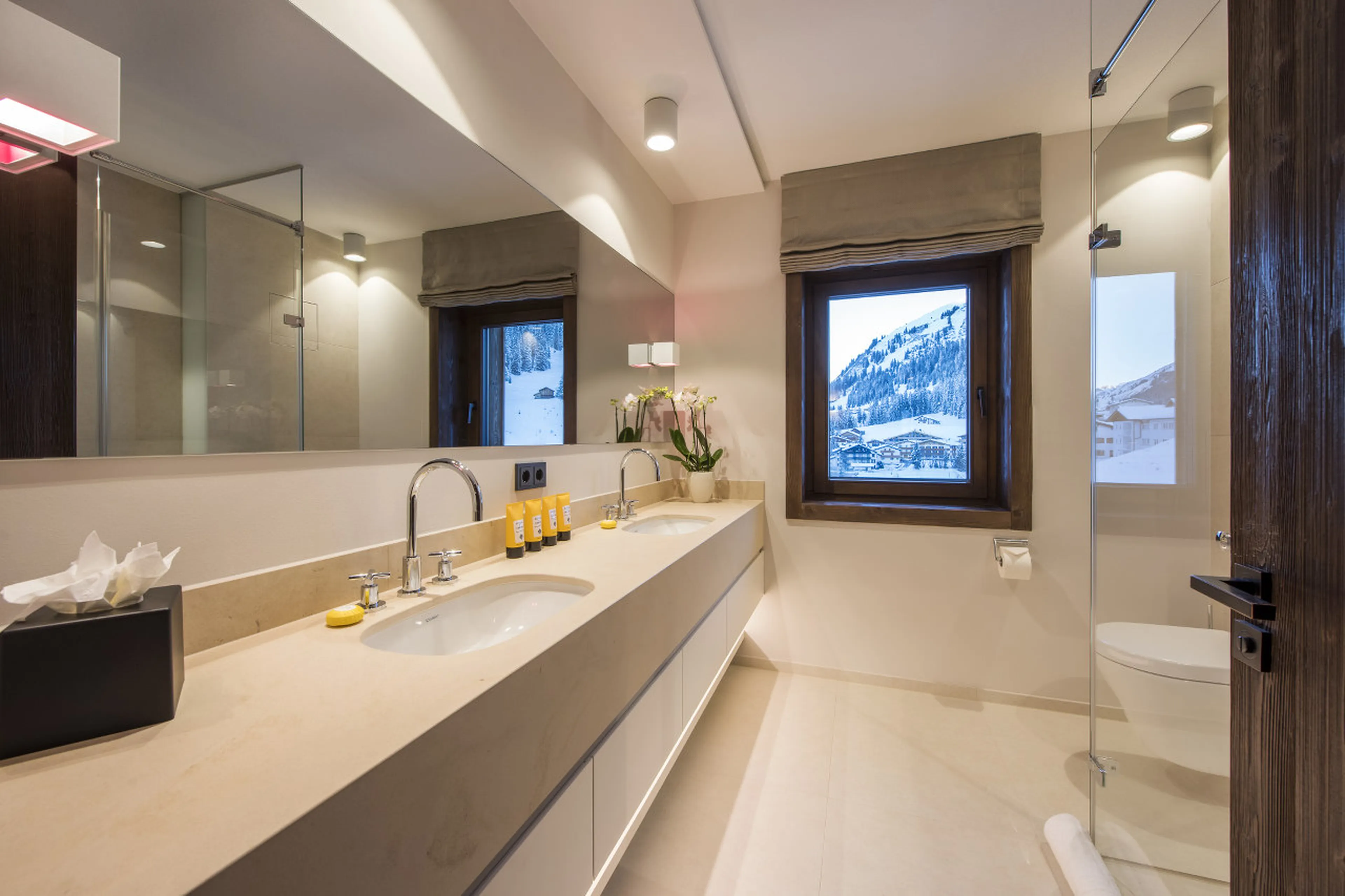 Shared shower room for bedroom 2 and 3 in Nidus Penthouse in Lech