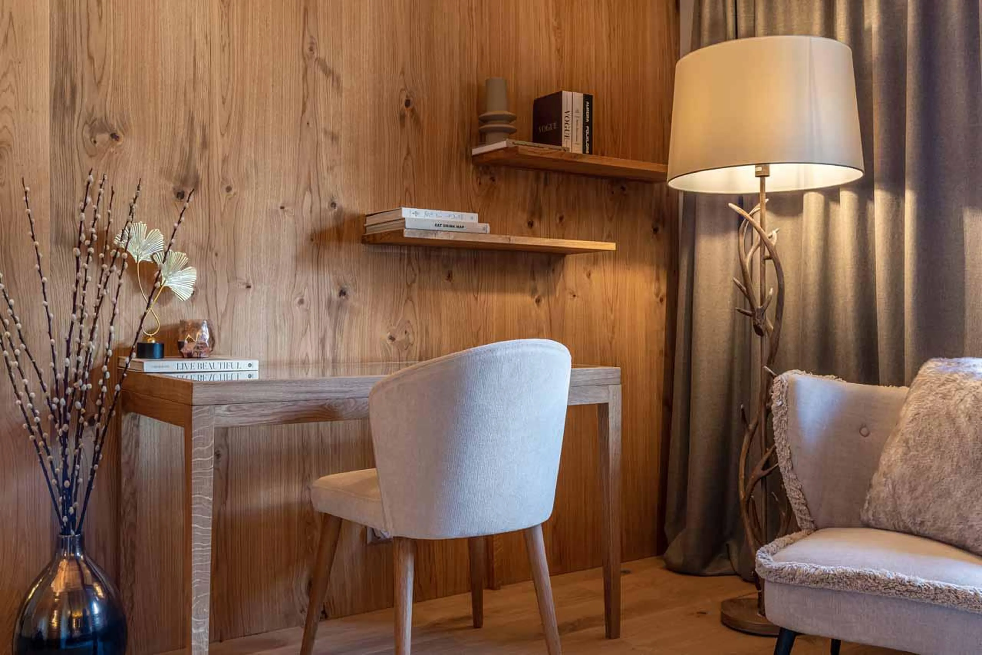 Desk in bedroom two at Penthouse Silvretta in Klosters
