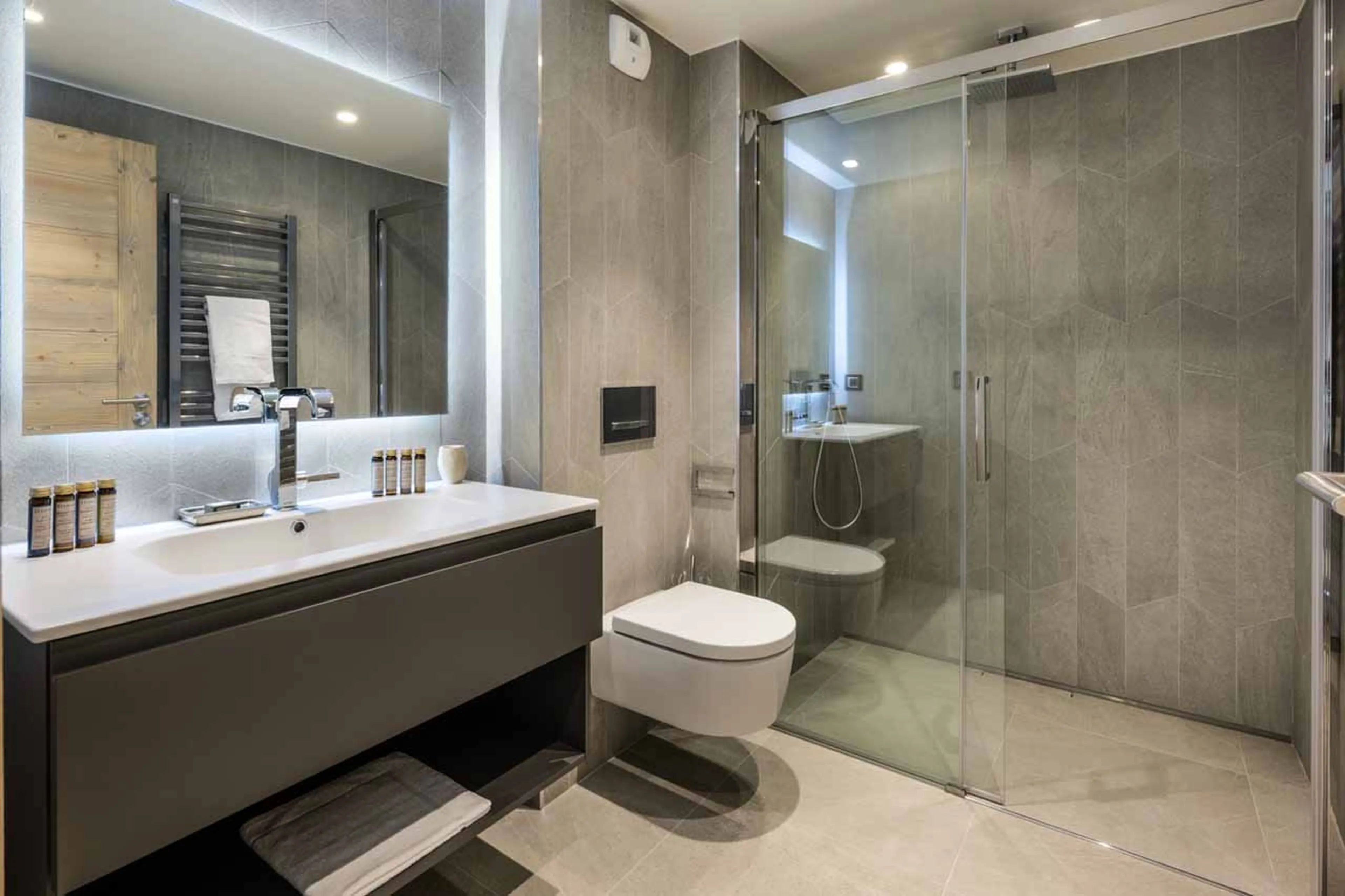 Bedroom 1 en-suite at Penthouse Vail Lodge A31 in Val d'Isere