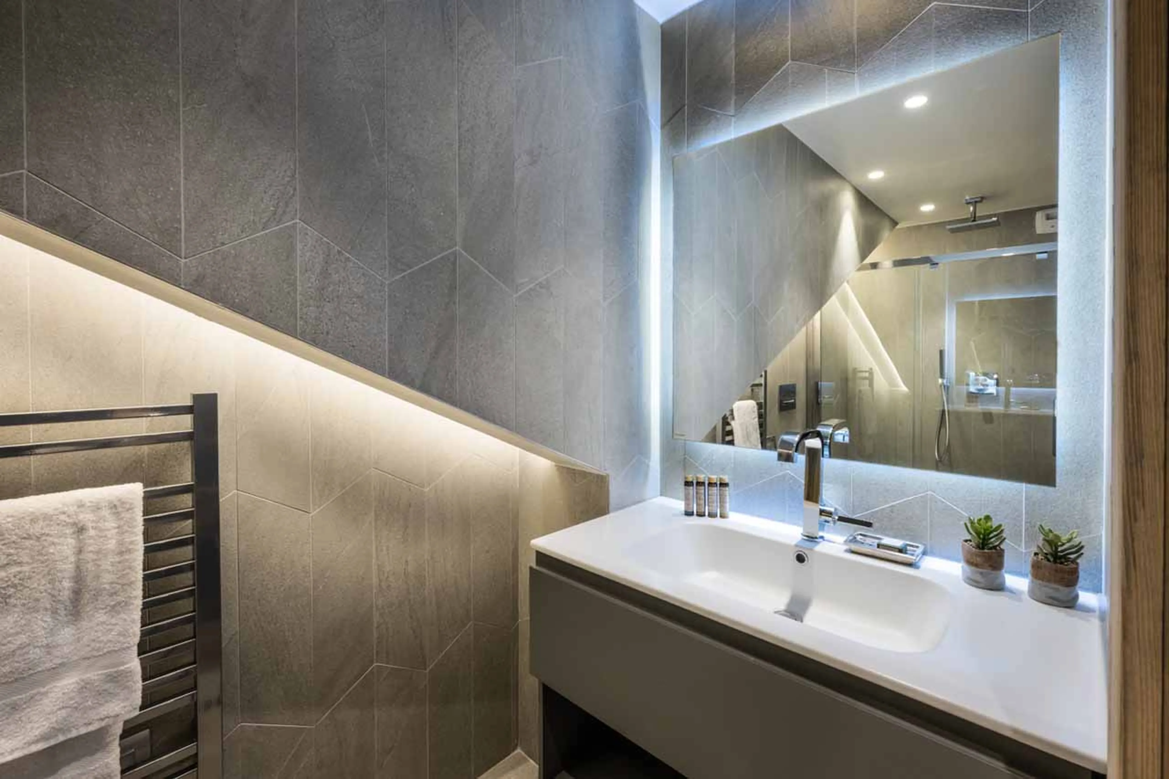 Bedroom 2 en-suite at Penthouse Vail Lodge A31 in Val d'Isere