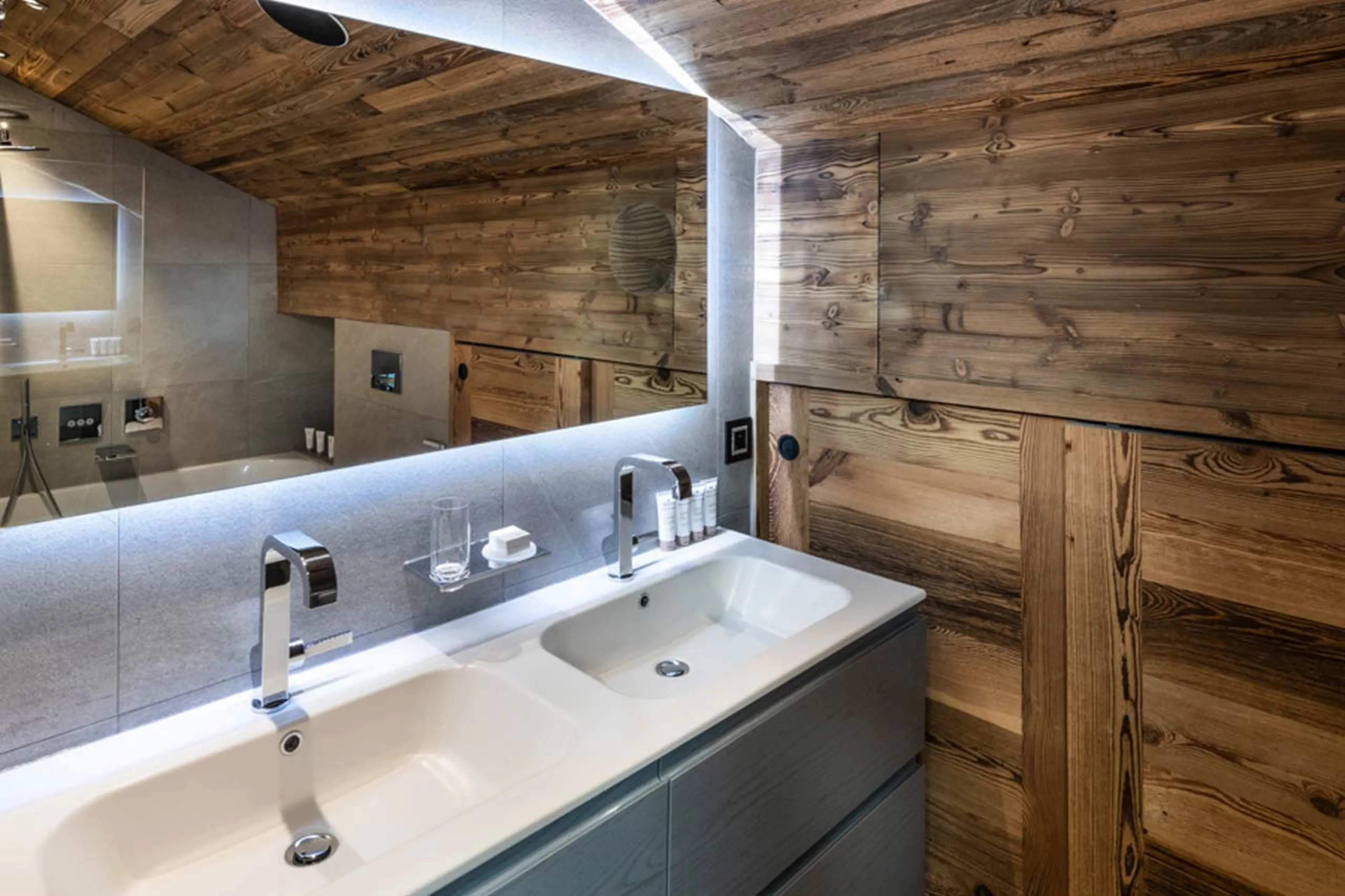 En-suite bathroom at Penthouse Vail Lodge A32 in Val d'Isere