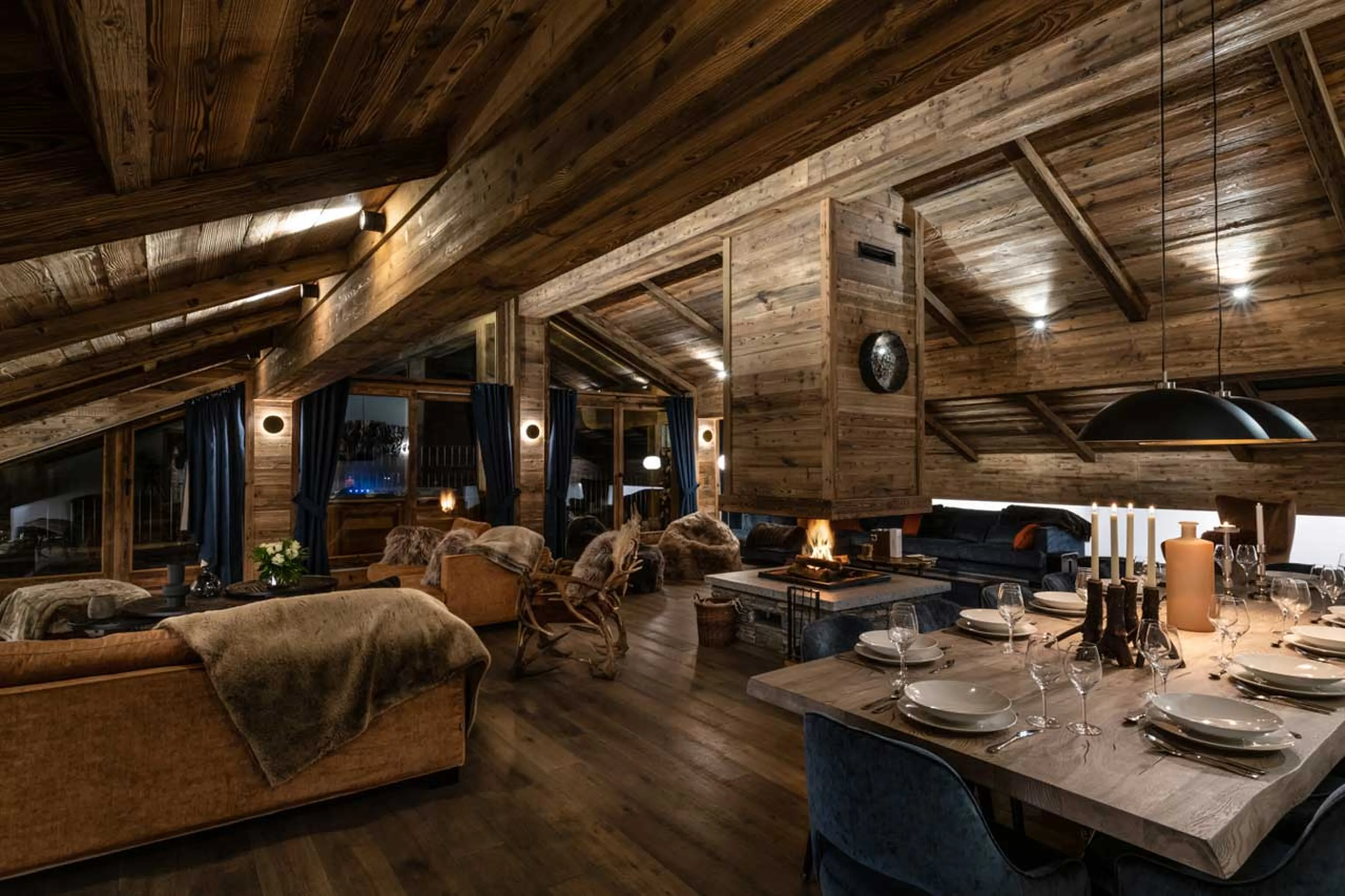 Dining table in Penthouse Vail Lodge B41 in Val d'Isere