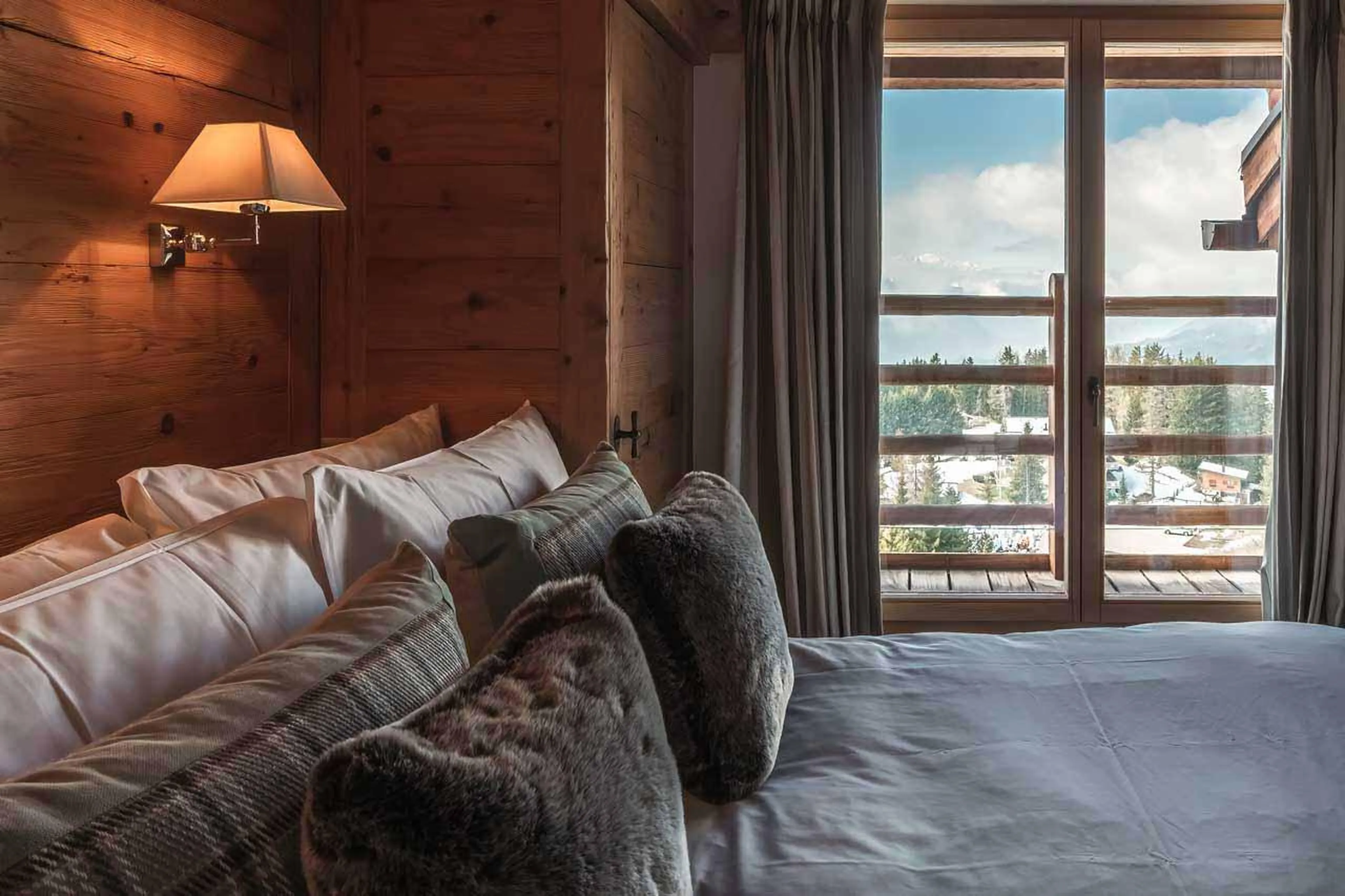 King-size bedroom in Prestige Apartment LeCrans