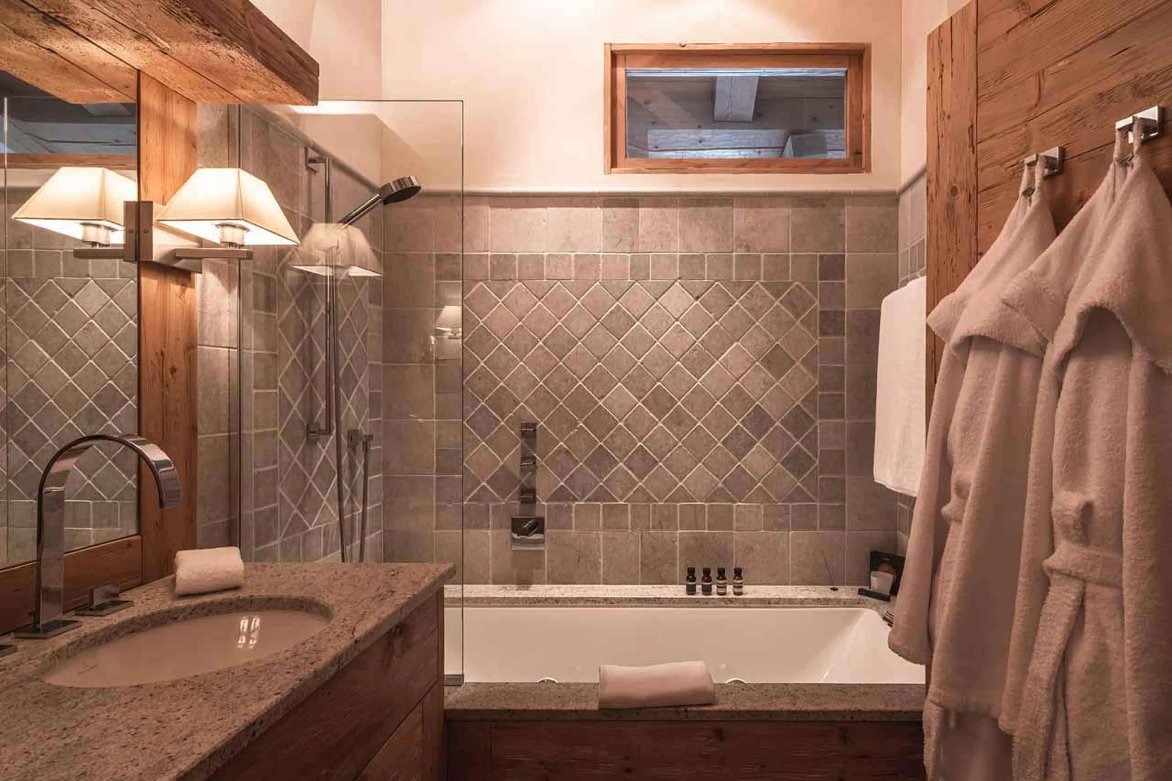 King-size bedroom bathroom en-suite in Prestige Apartment LeCrans