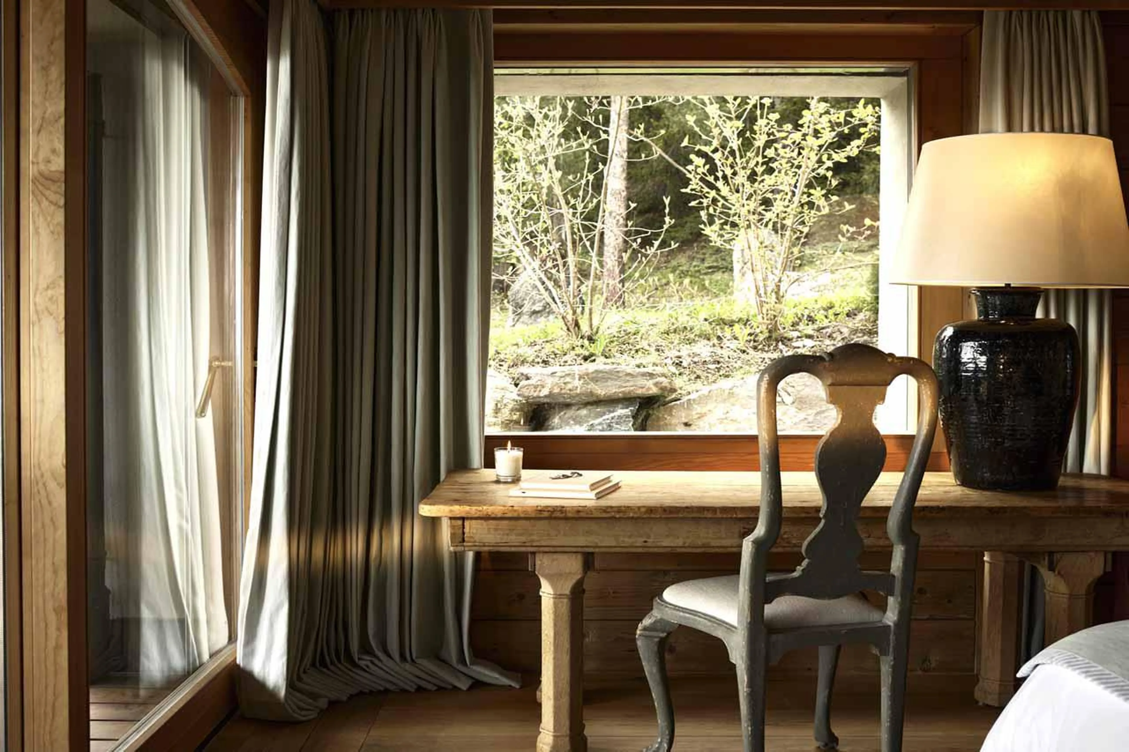 Master bedroom desk in Prestige Apartment LeCrans