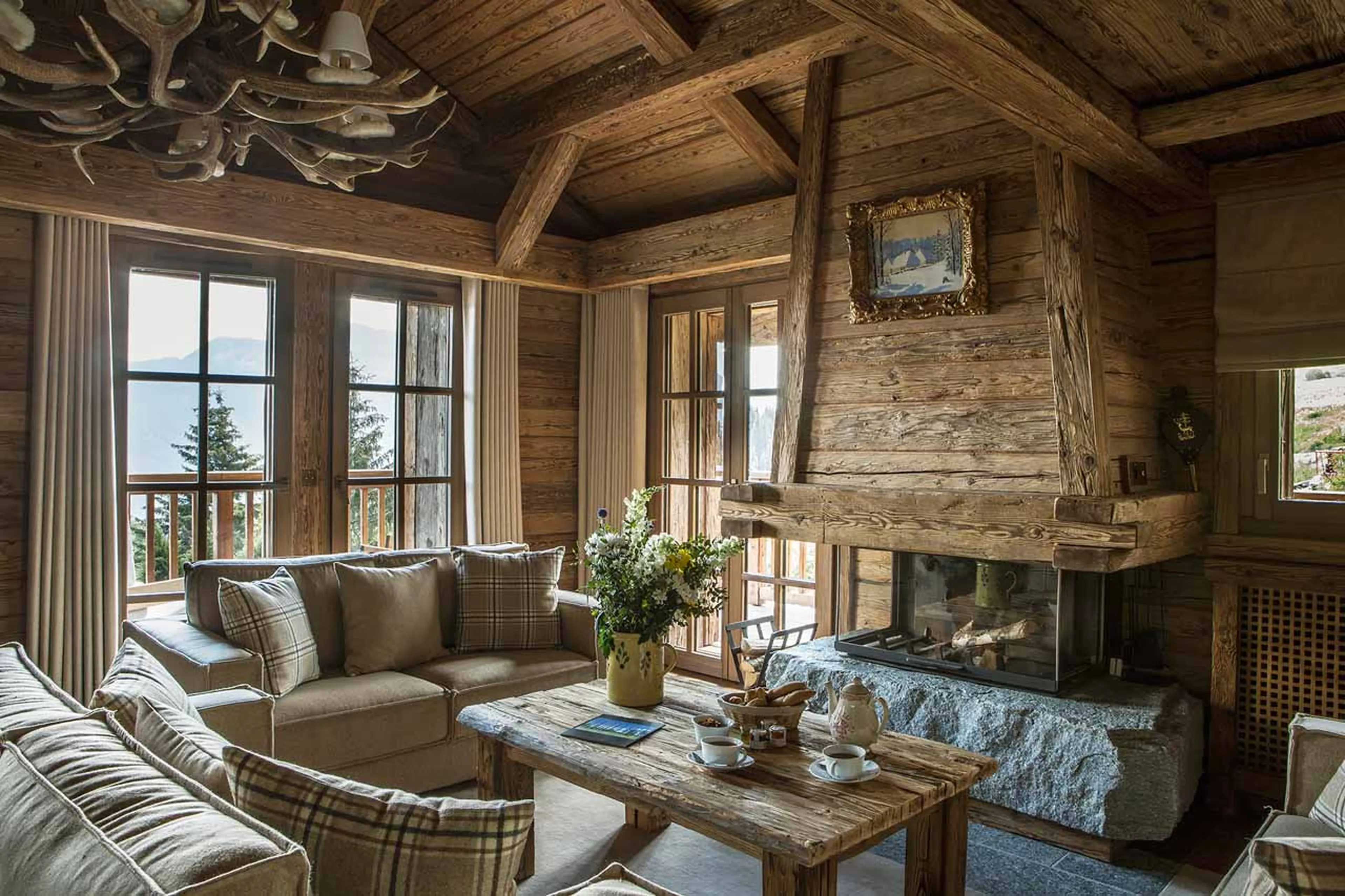 Bedroom six living area at Refuge de la Traye in Meribel