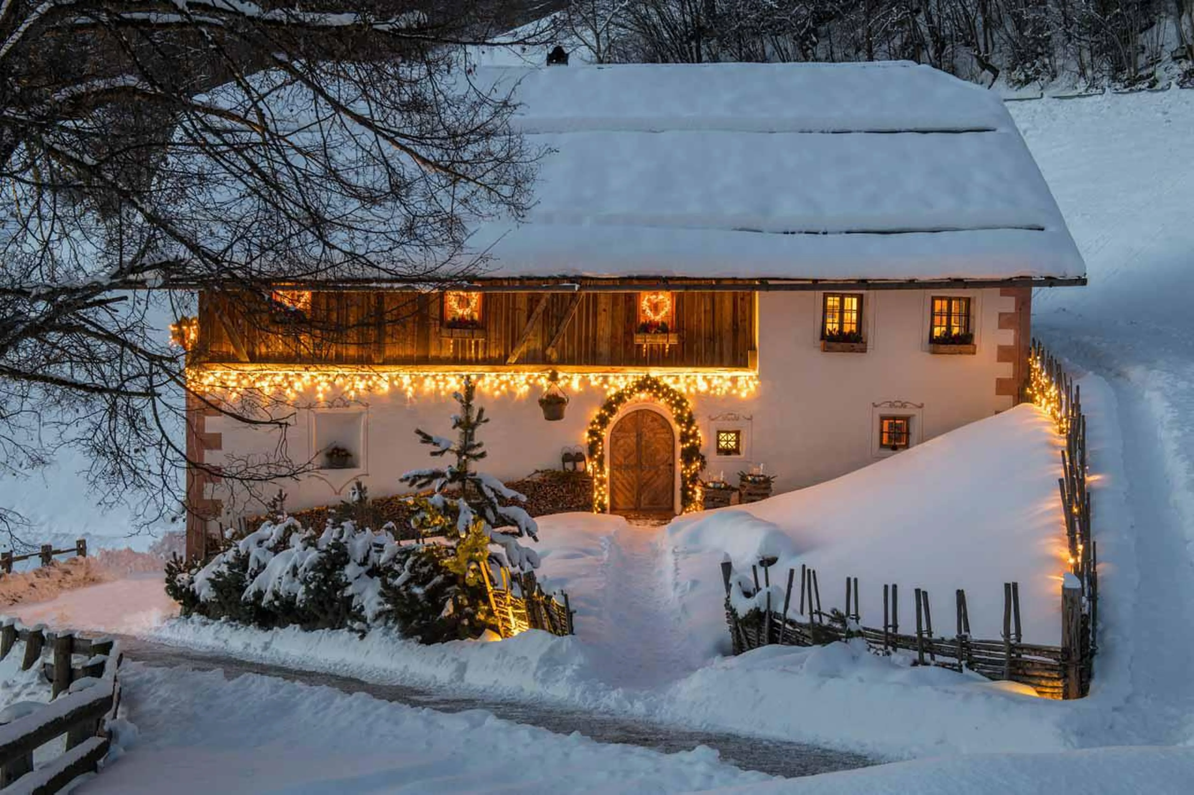 San Lorenzo Mountain Lodge in Kronplatz at night