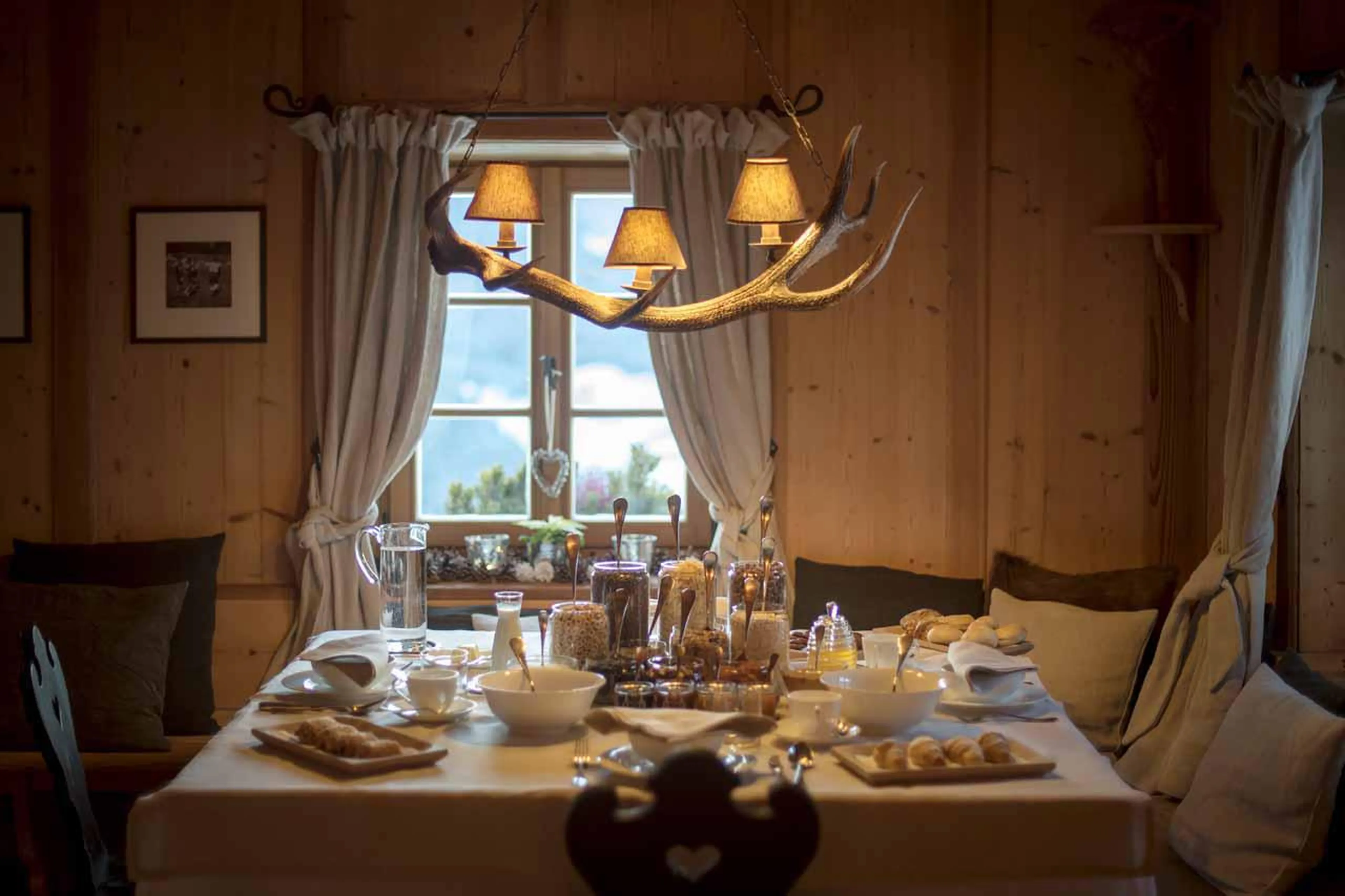Dining table in summer at San Lorenzo Mountain Lodge in Kronplatz