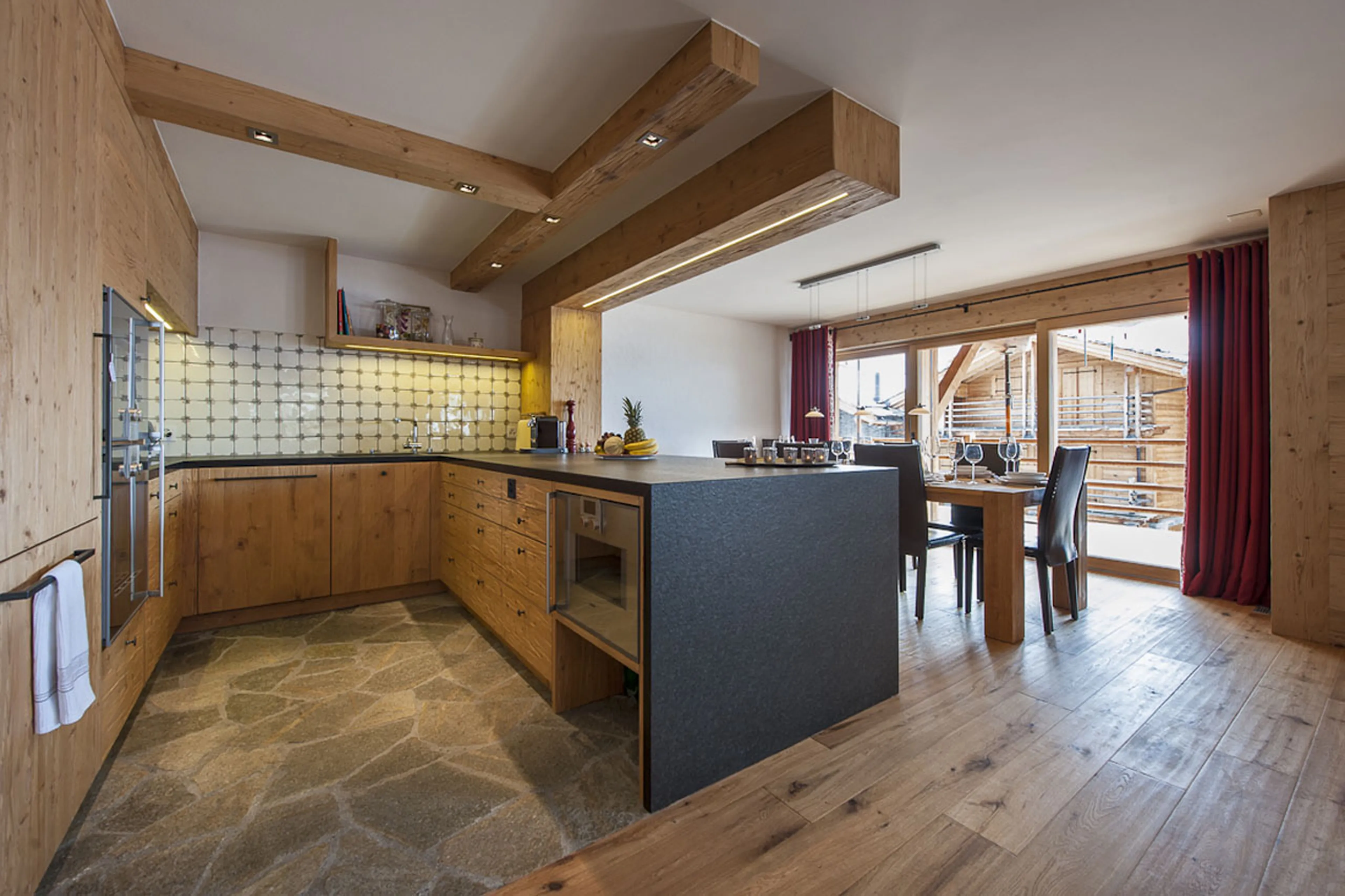 Kitchen and dining area of Apartment Sayeu 116 in Verbier