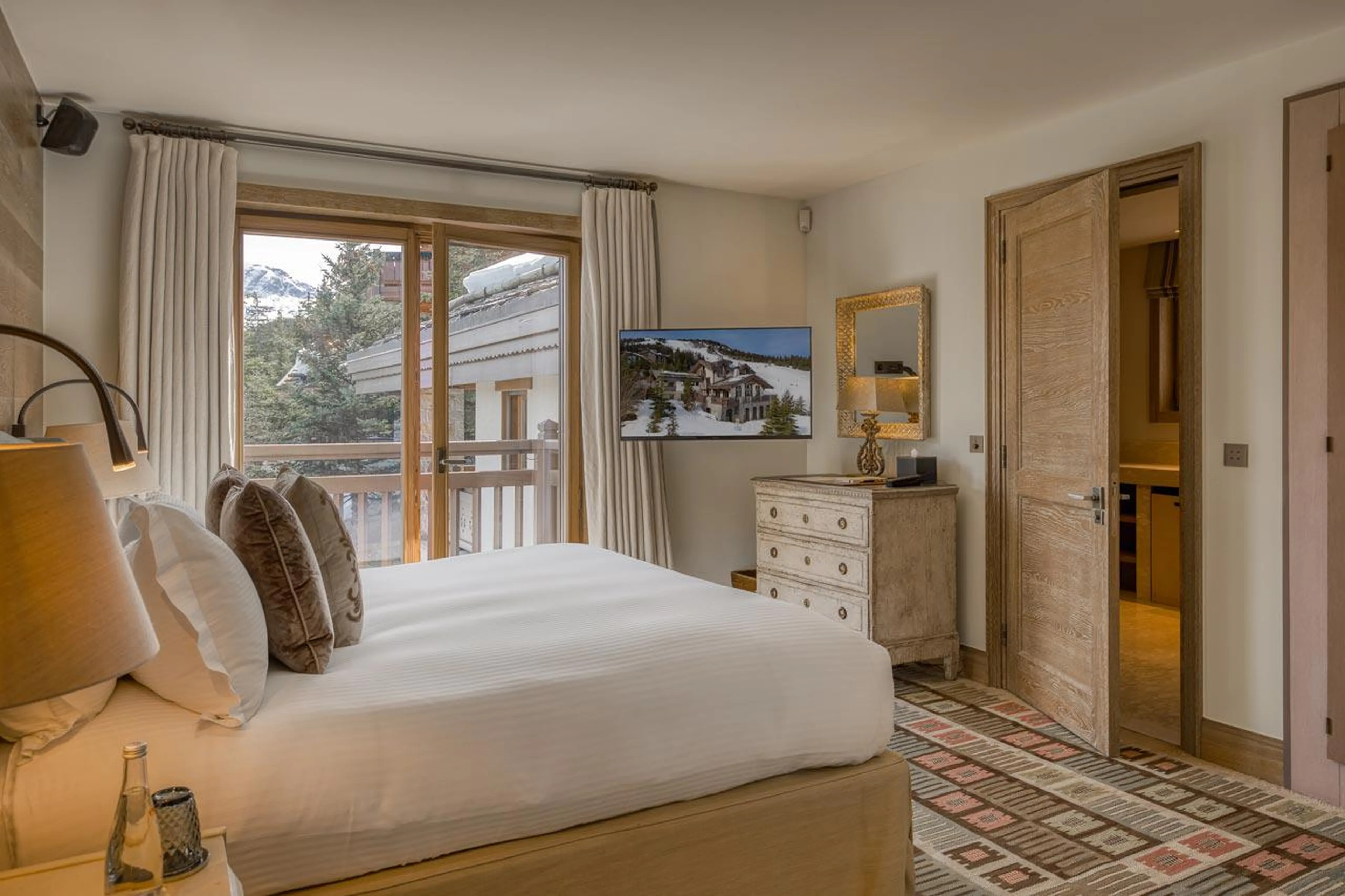 Stylish double en-suite bedroom in Shemshak Lodge with balcony, Courchevel 1850