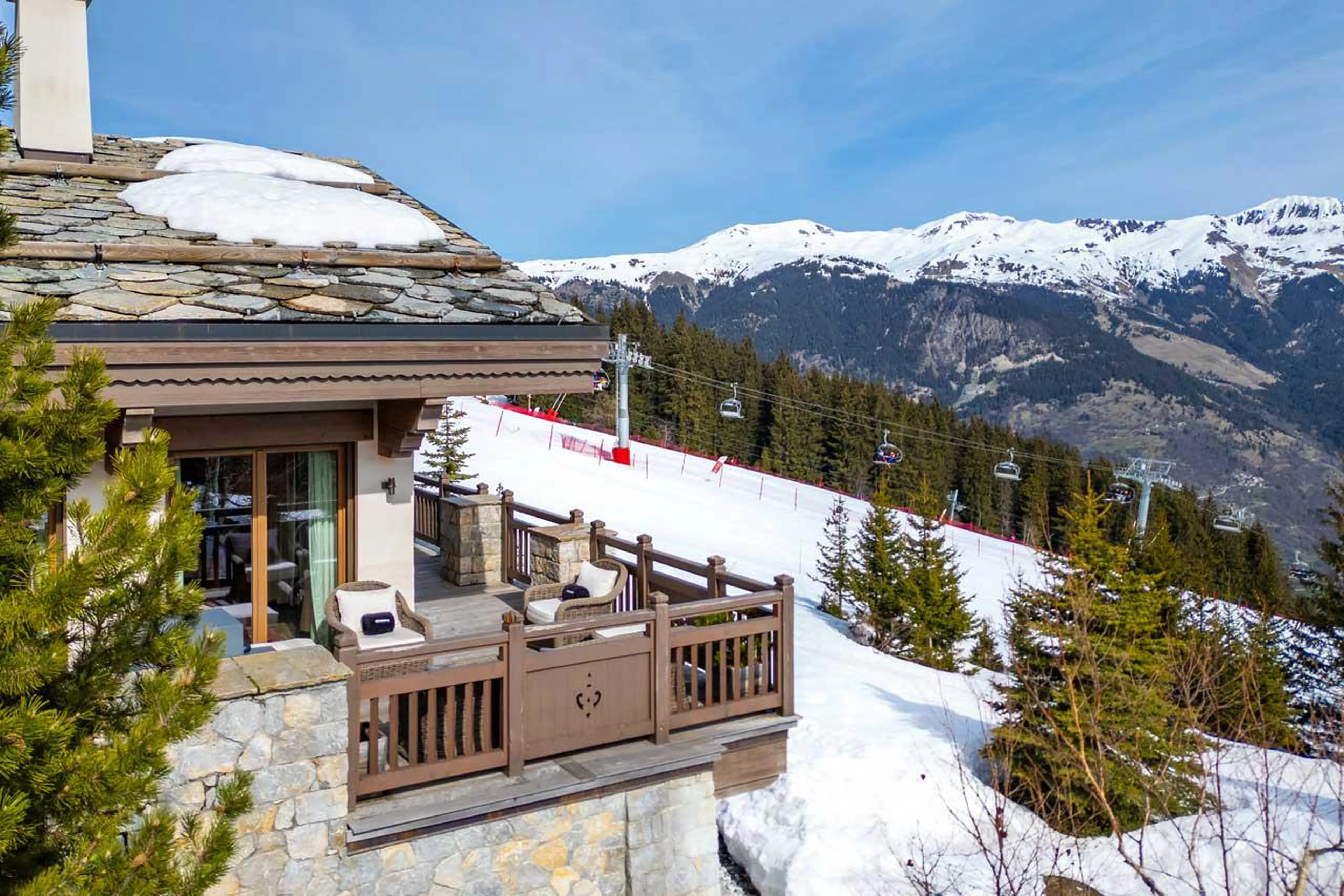 Shemshak Lodge in Courchevel 1850, very conveniently located right on the slopes