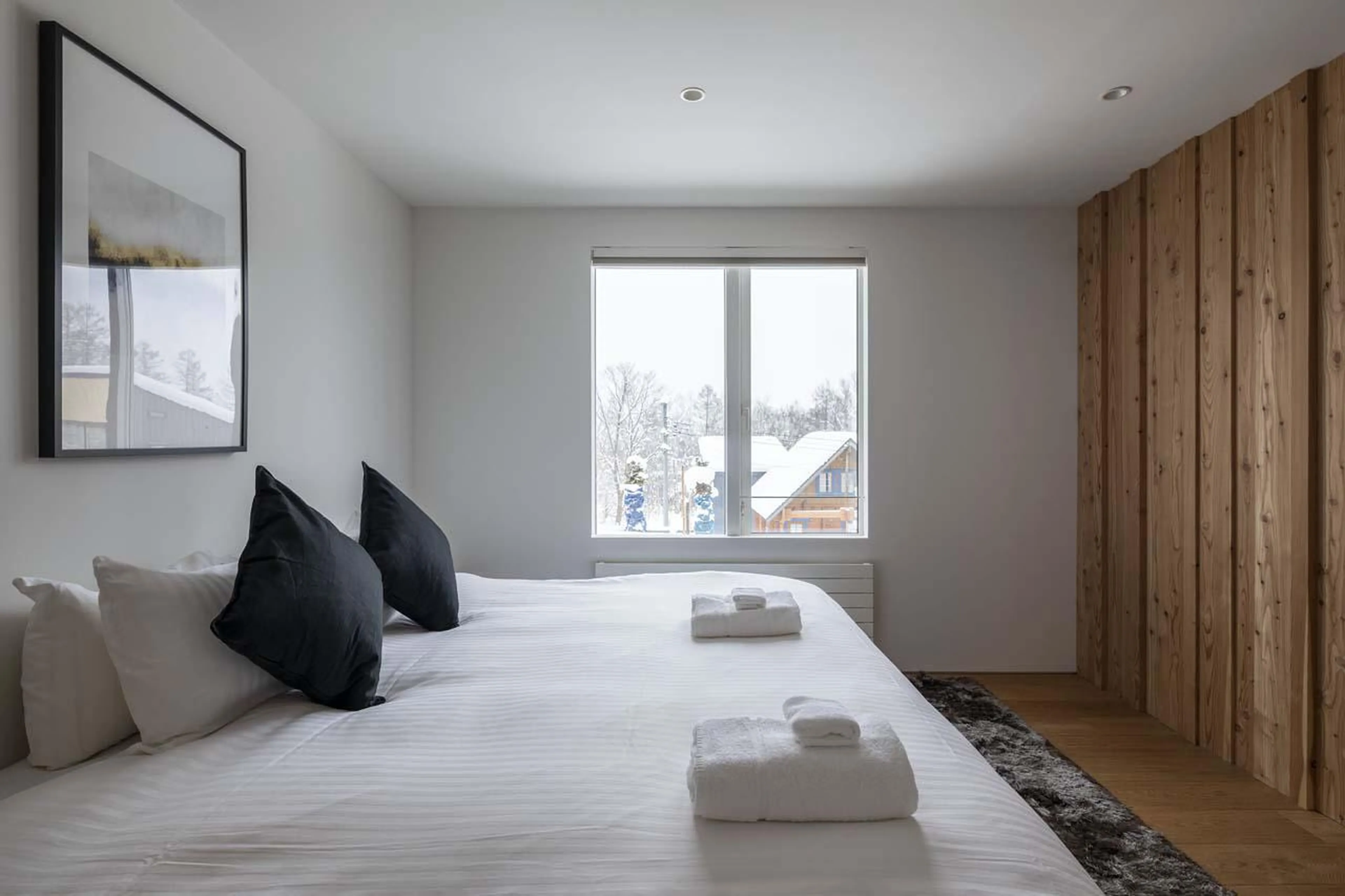 Double/twin bedroom with shared shower room at Silver Dream in Niseko