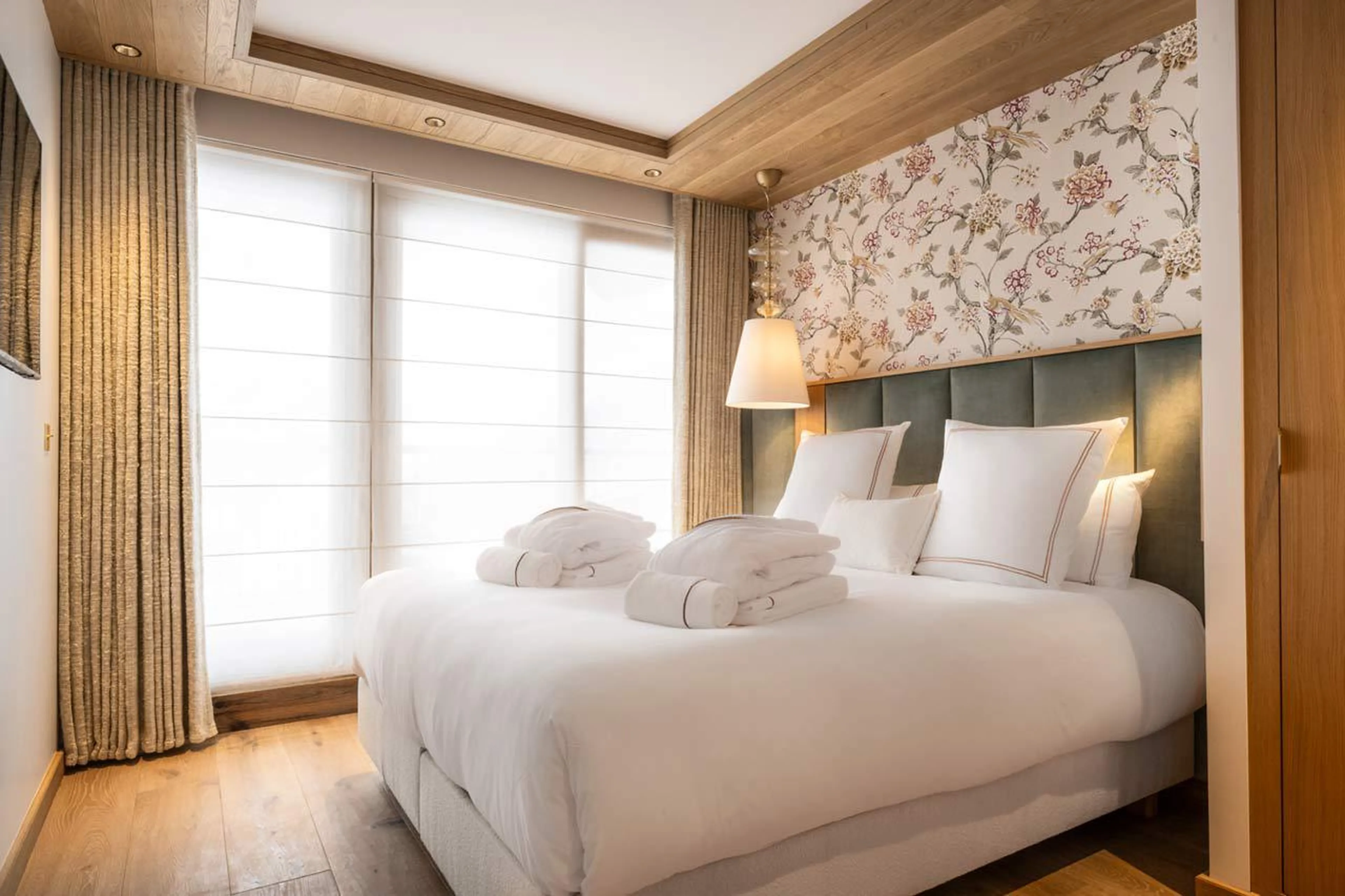 Double bedroom with queen-size bed at Silverstone Lodge 5 in Val d'Isere