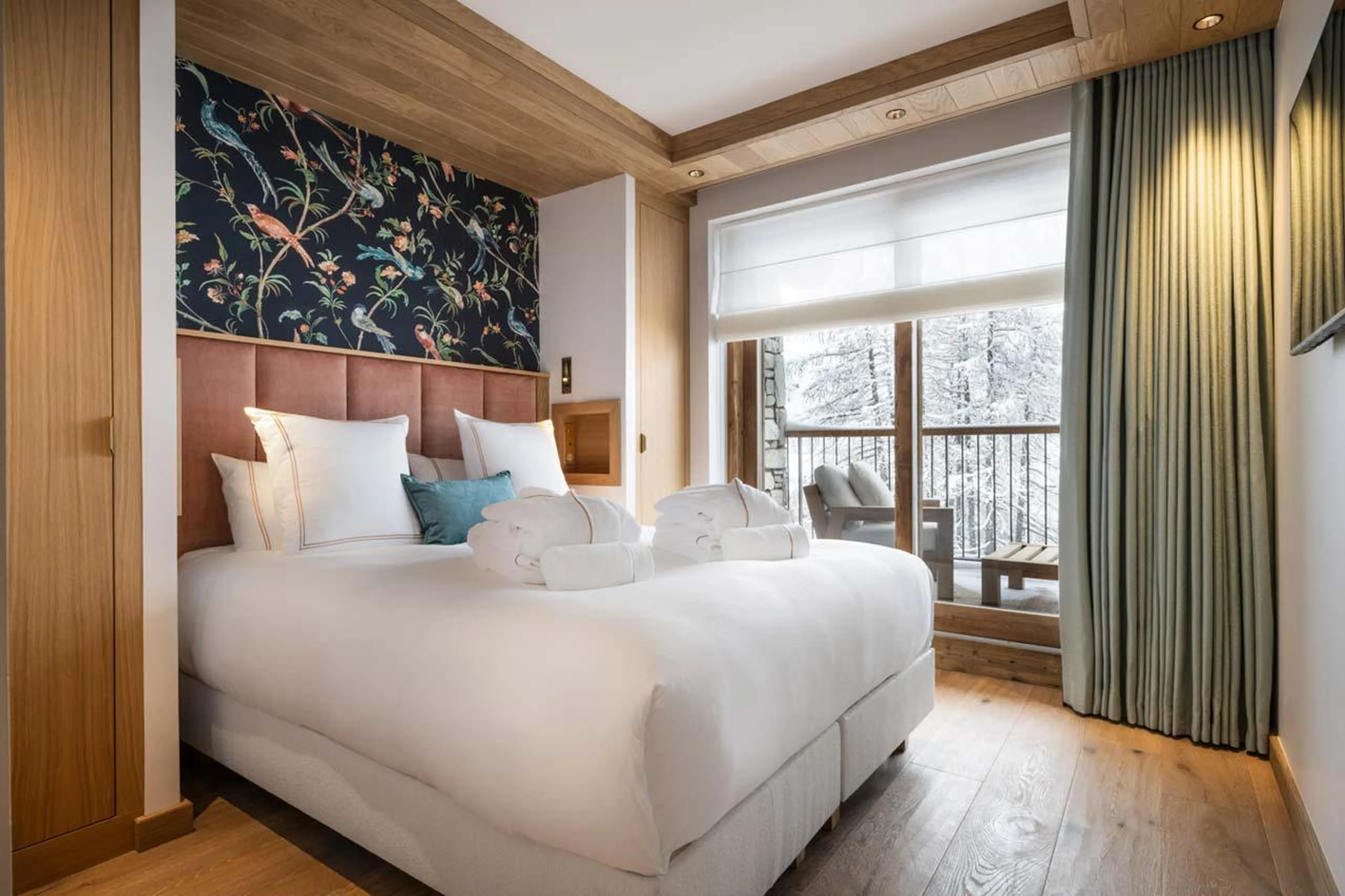 Double bedroom with queen-size bed at Silverstone Lodge 5 in Val d'Isere