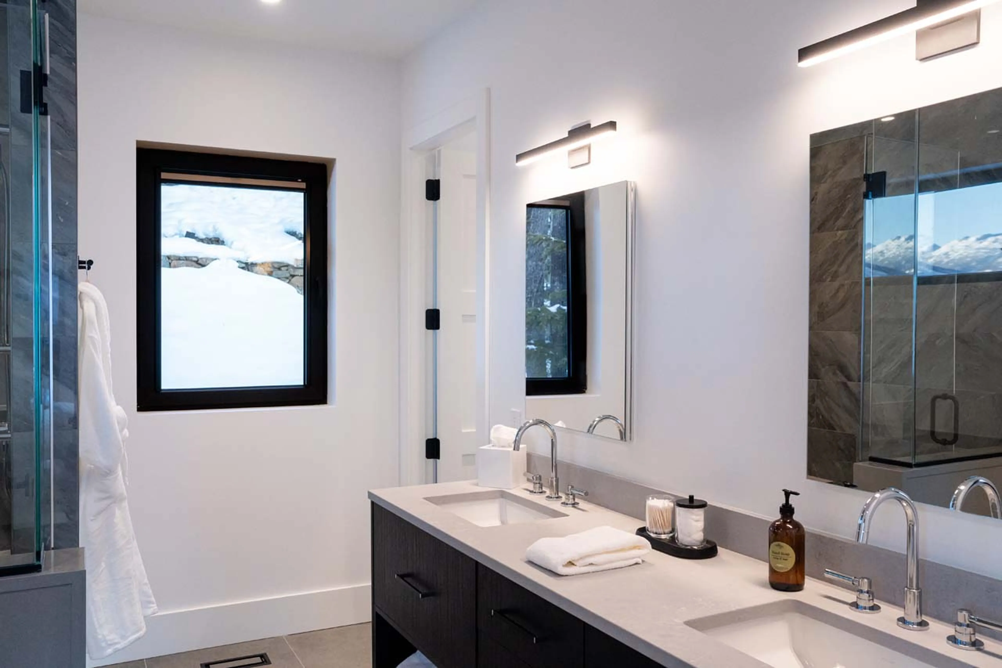 Double basin in en-suite in Sitka Spruce Mountain, Revelstoke
