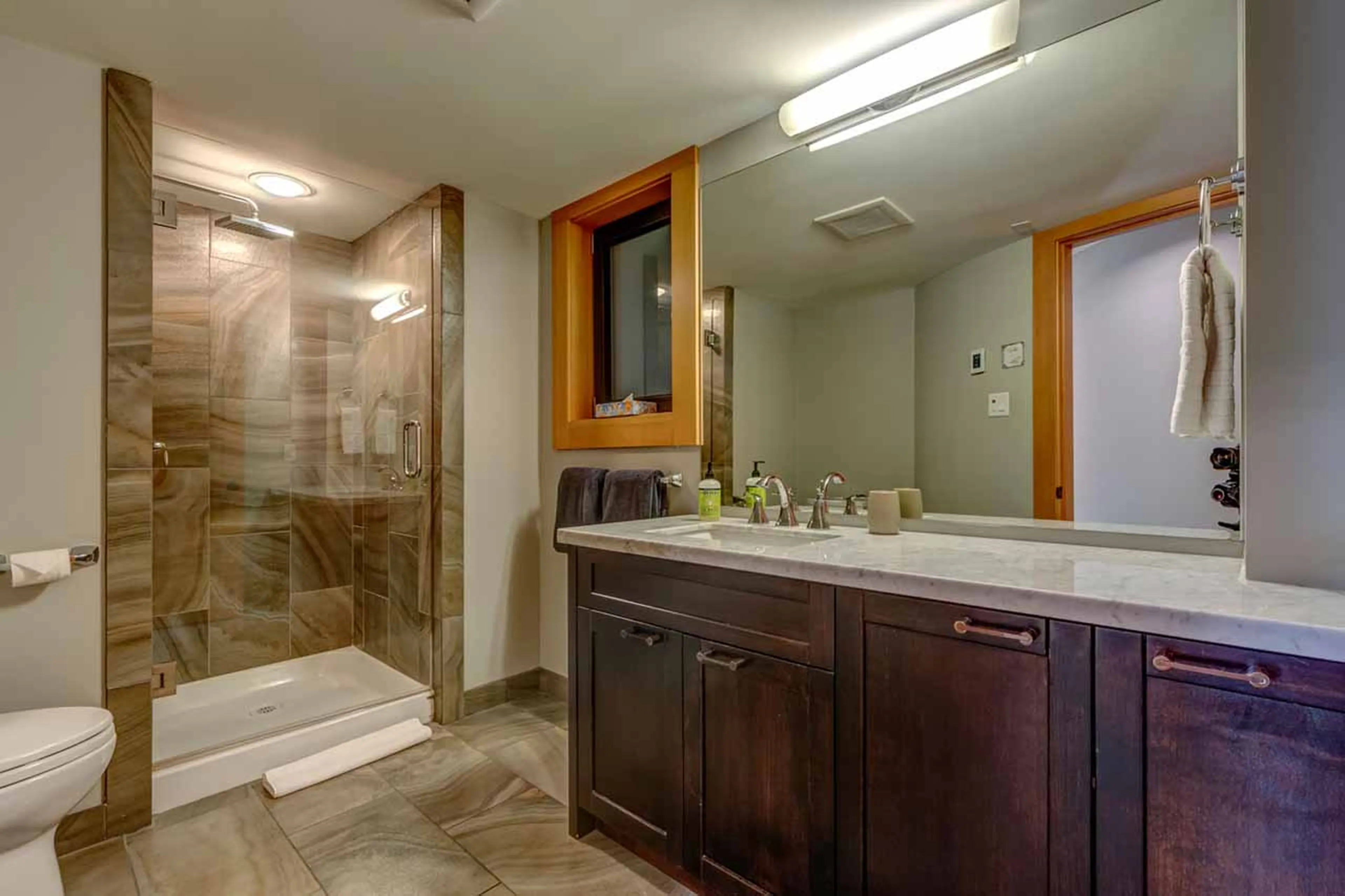 Bedroom 4 en-suite at Snowridge Views in Whistler