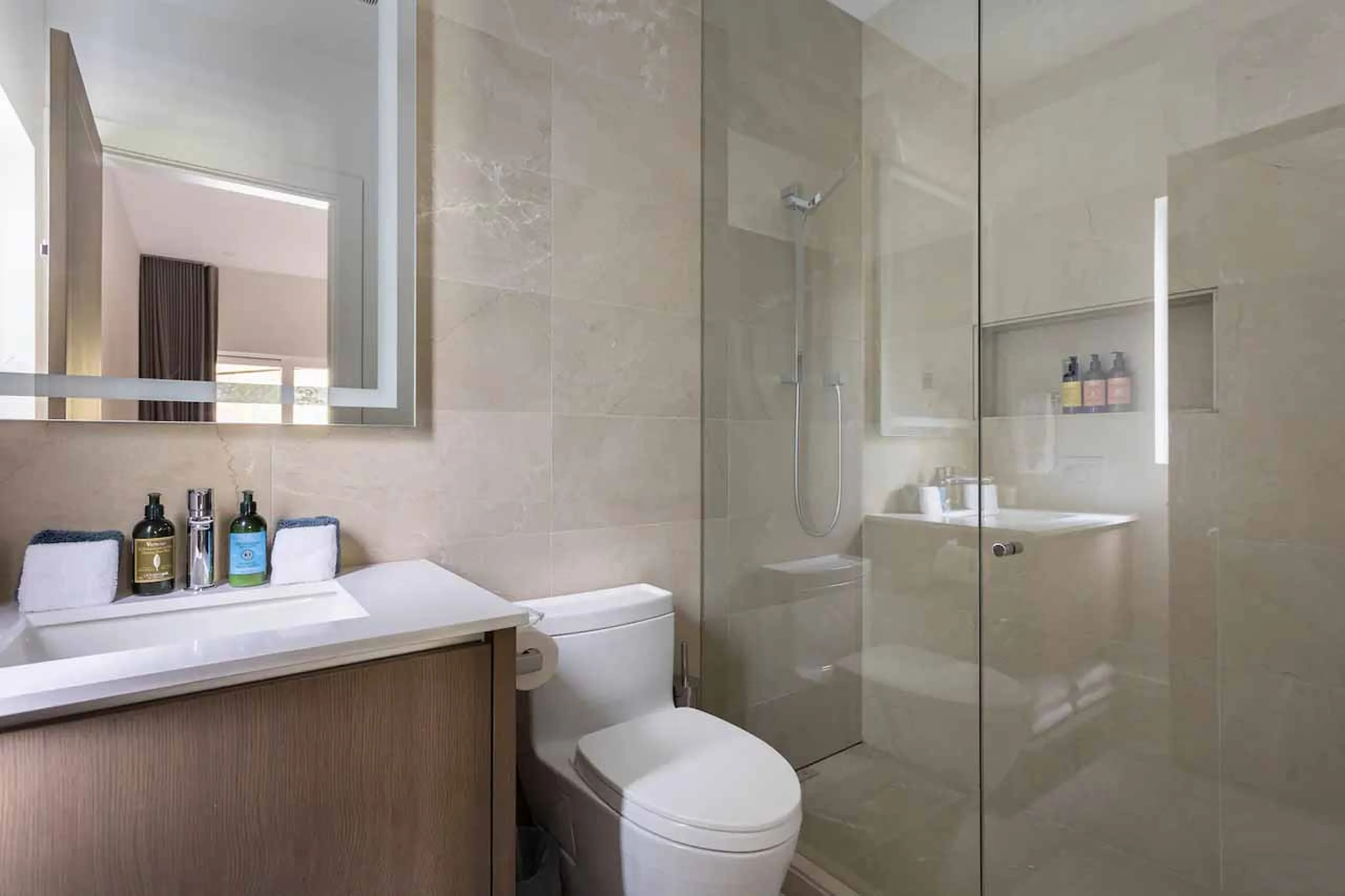 Bedroom 1 en-suite at Chalet Stellar Jay in Whistler