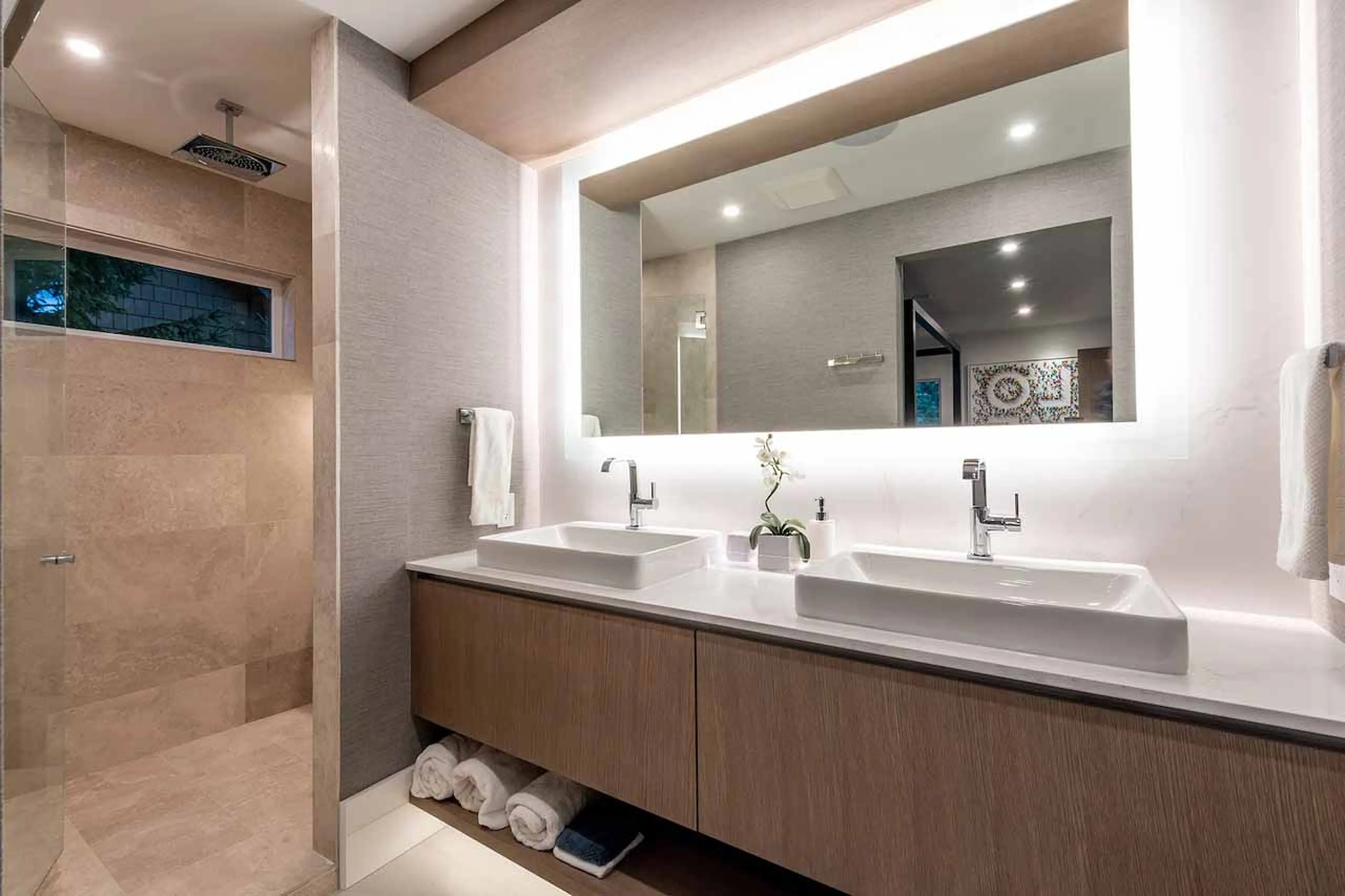 Bedroom 2 en-suite at Chalet Stellar Jay in Whistler