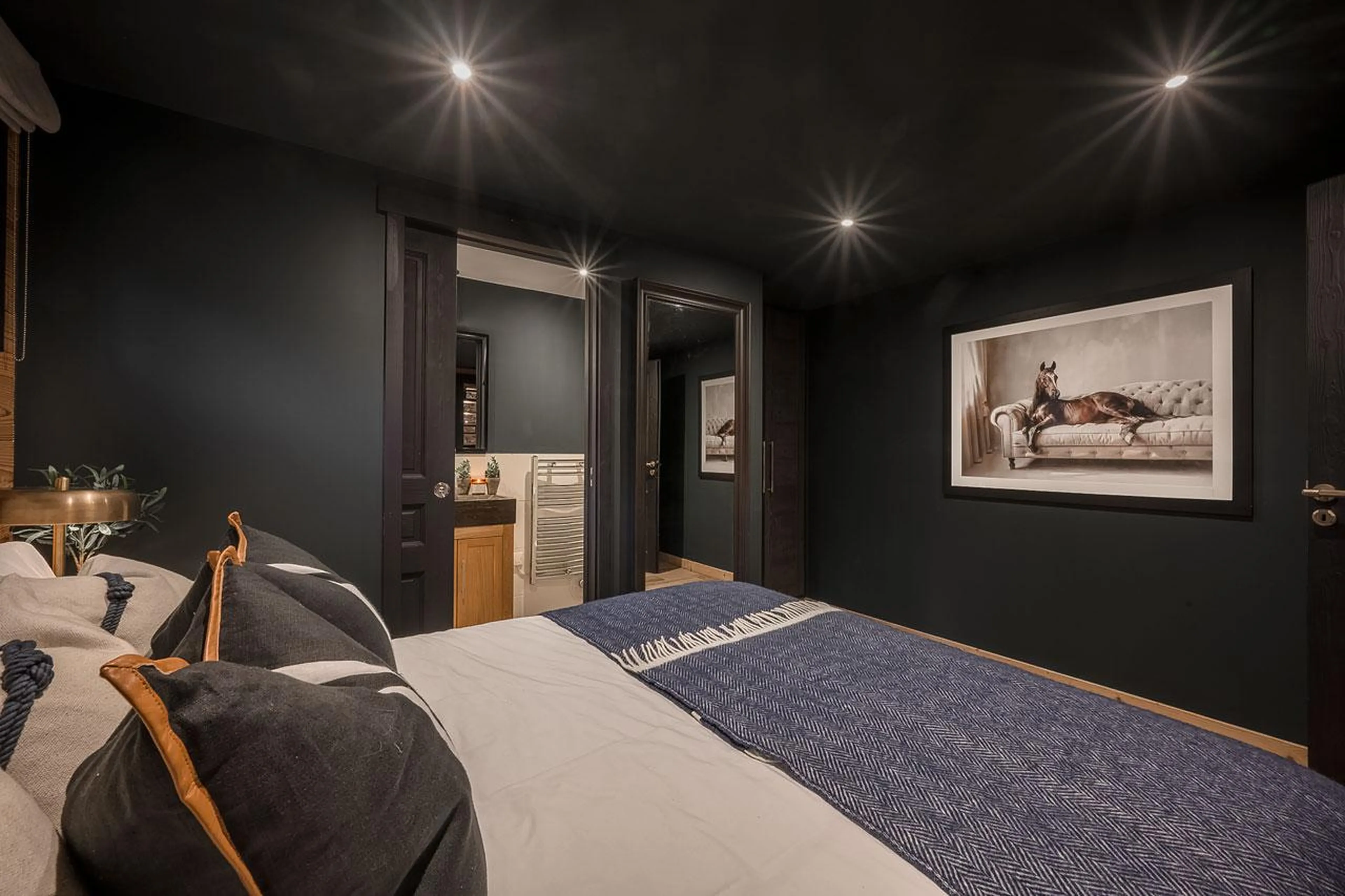 Bedroom with shower room at The Bungo in Morzine