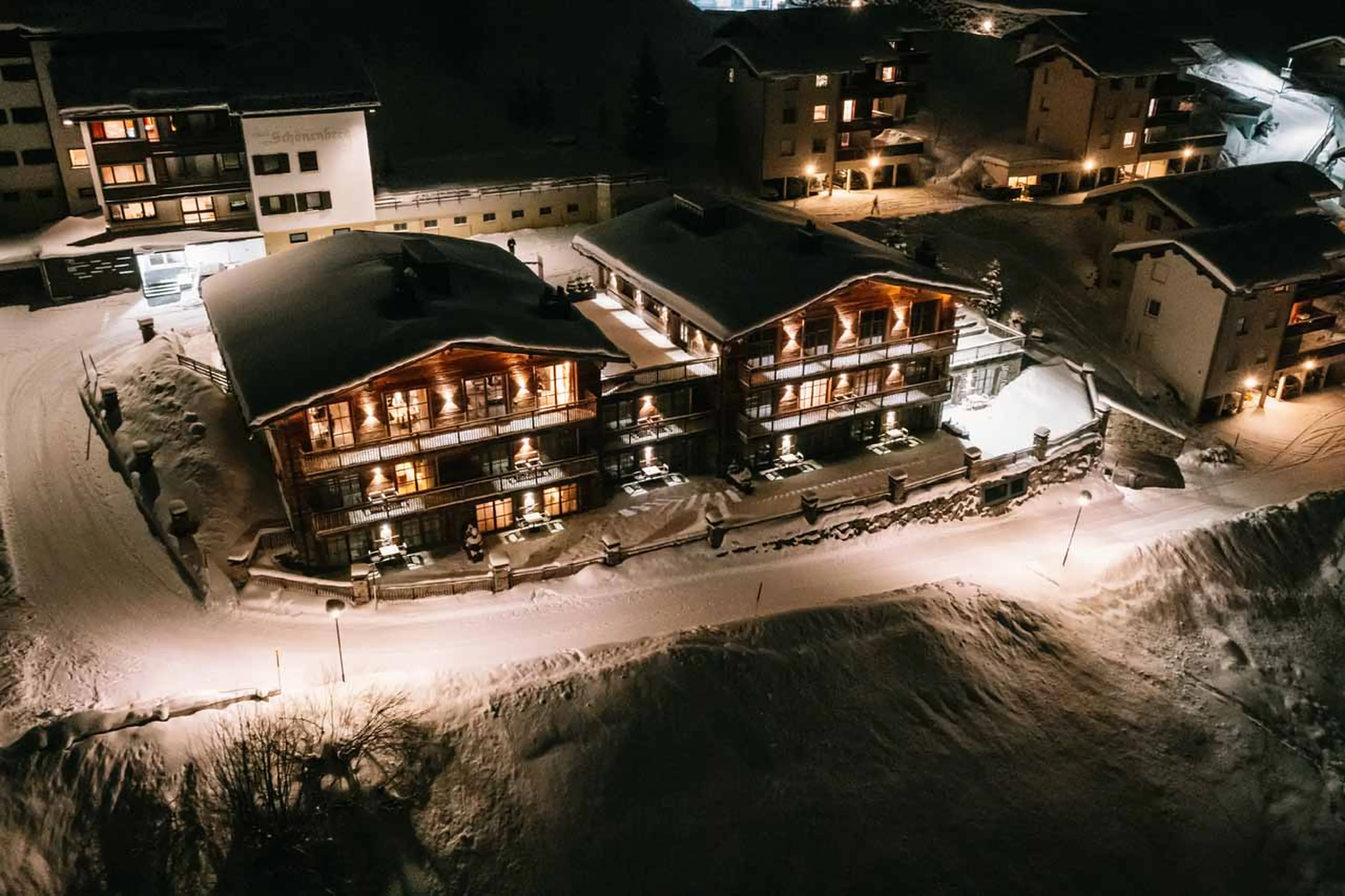 Exterior of The Residence at Lech at night
