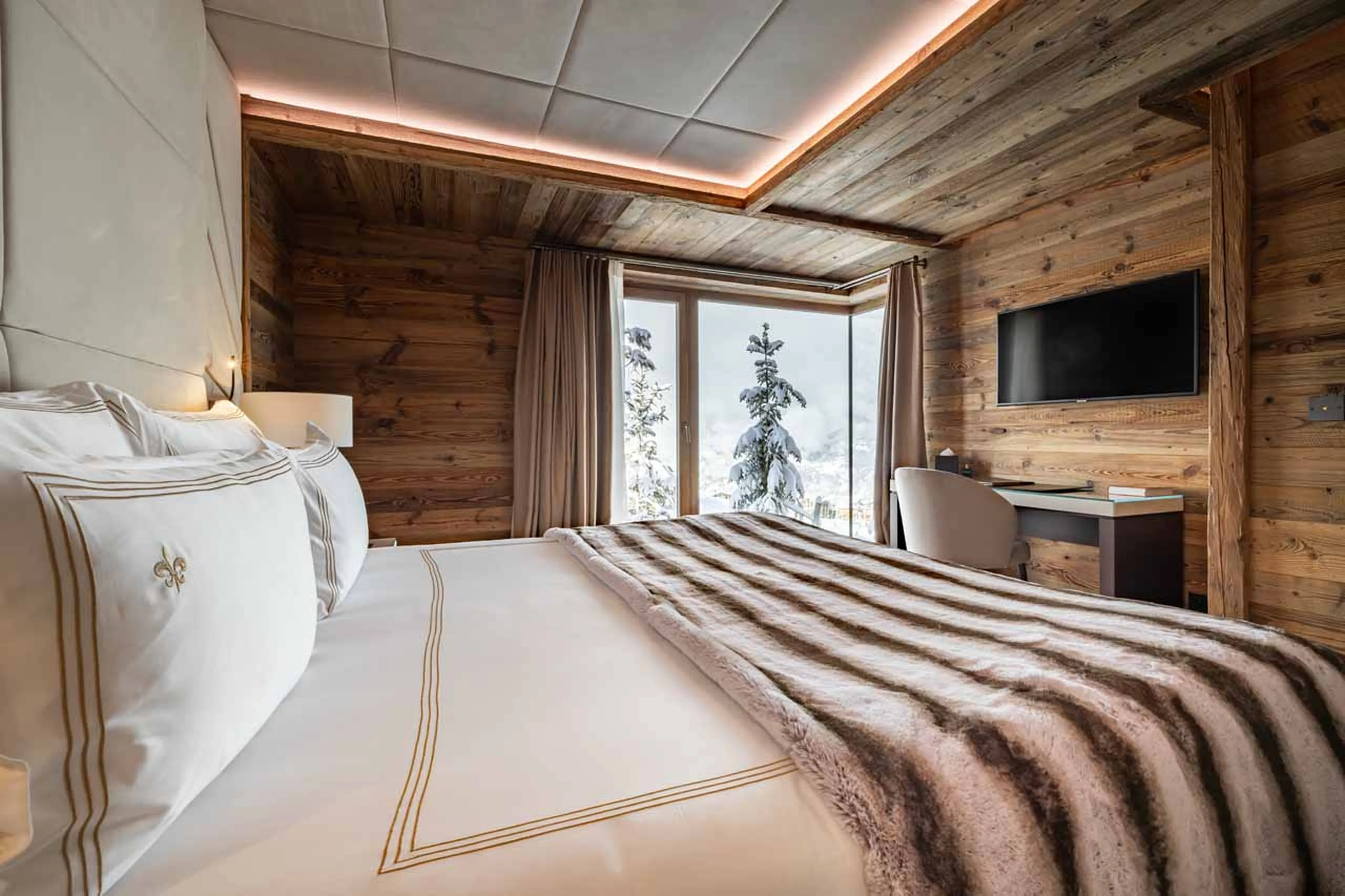 Bedroom with TV and balcony at Ultima Courchevel Prestige in Courchevel 1650