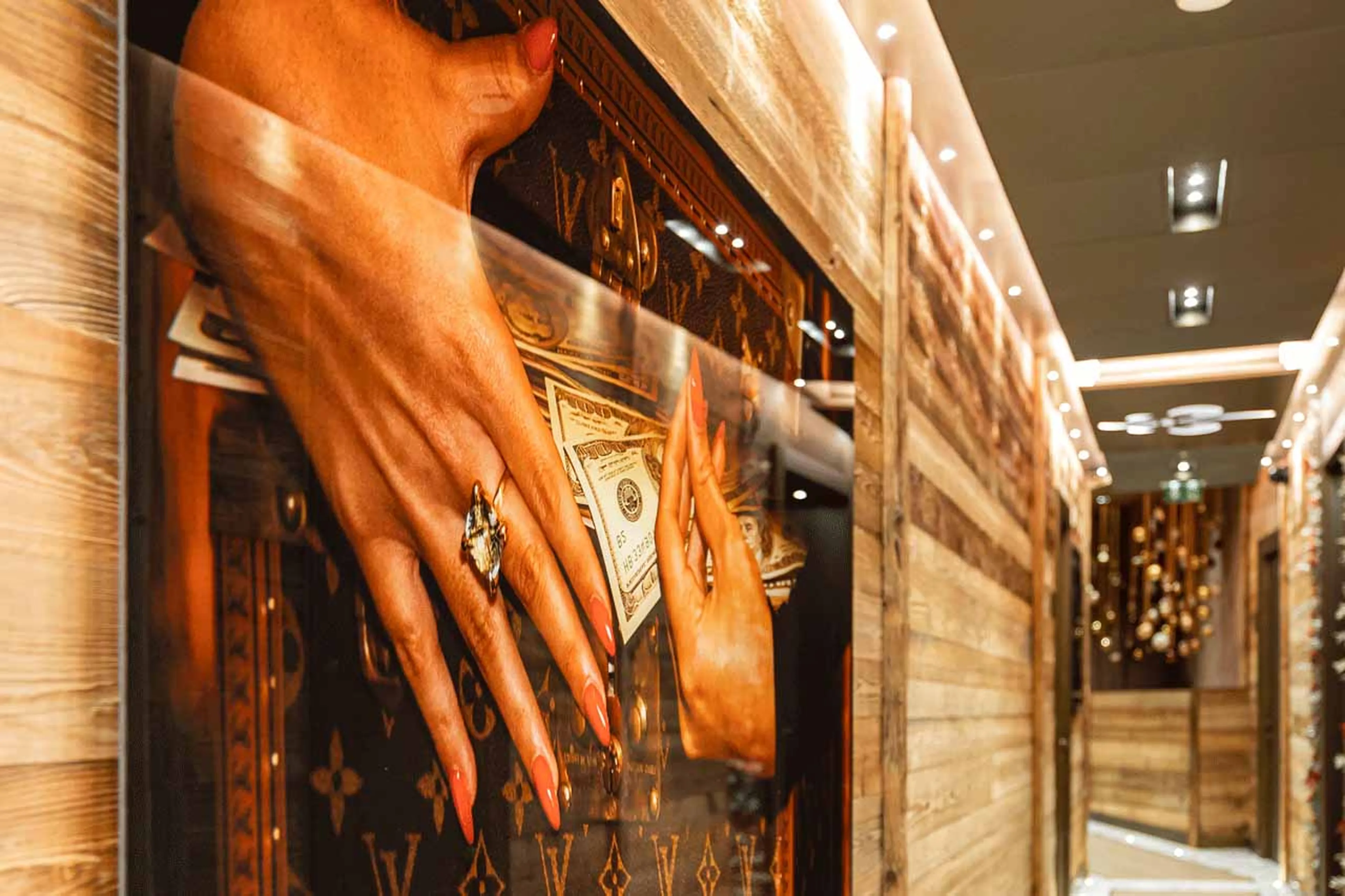 Corridor and artwork at Ultima Courchevel Prestige in Courchevel 1650