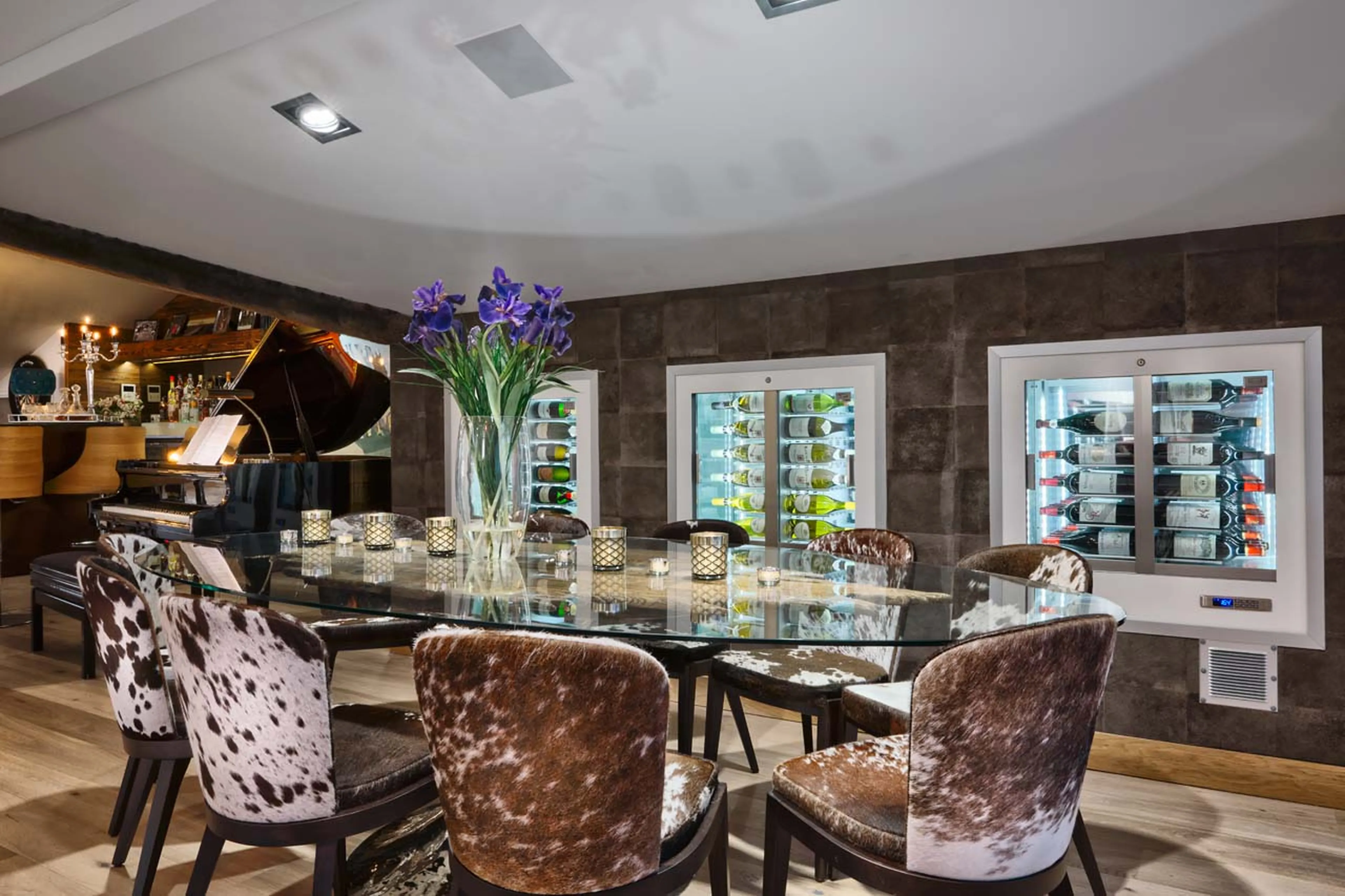 Dining area and wine wall at Apartment Urbane Corniche in Les Gets