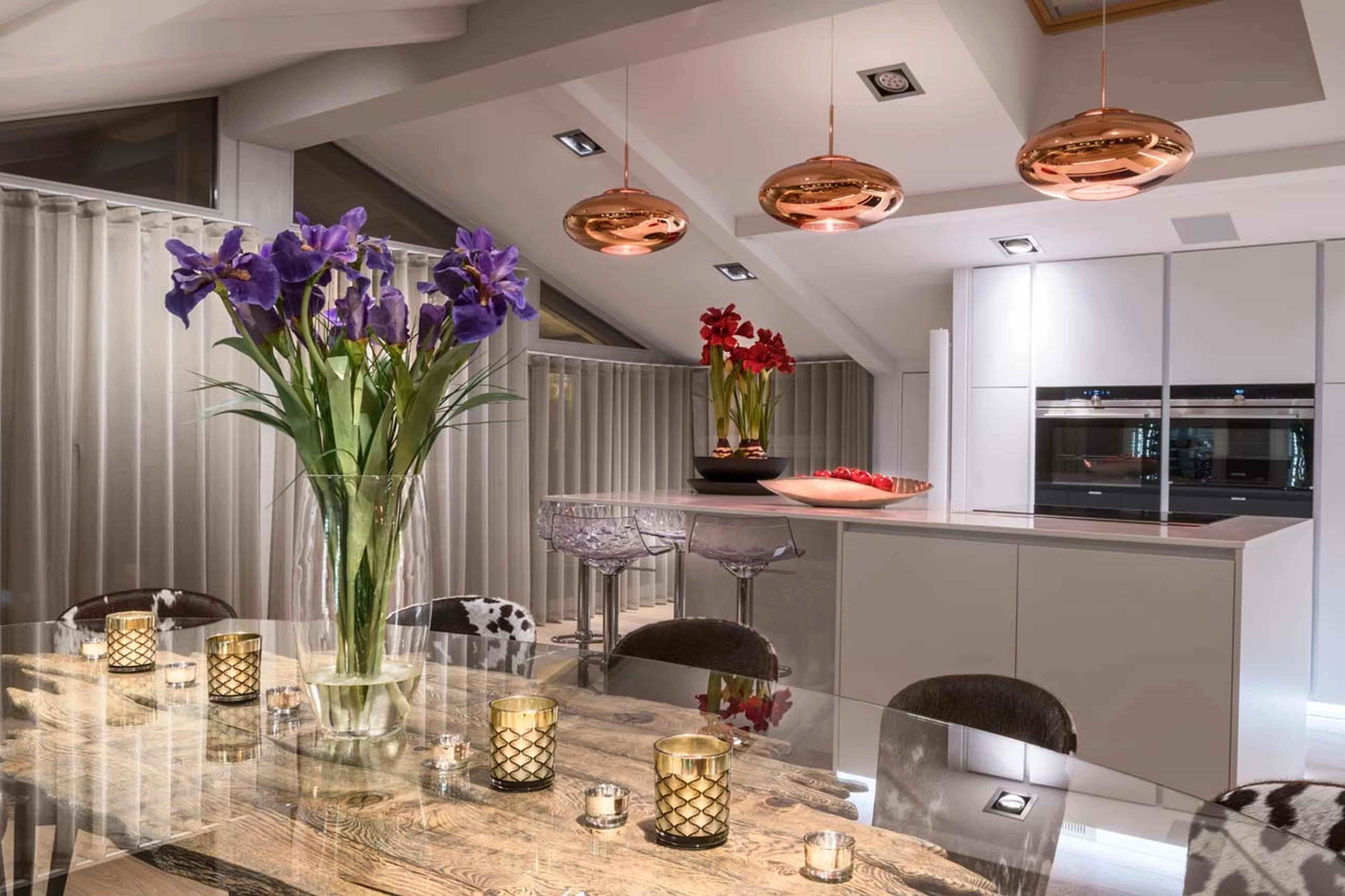 Dining area and kitchen at Apartment Urbane Corniche in Les Gets