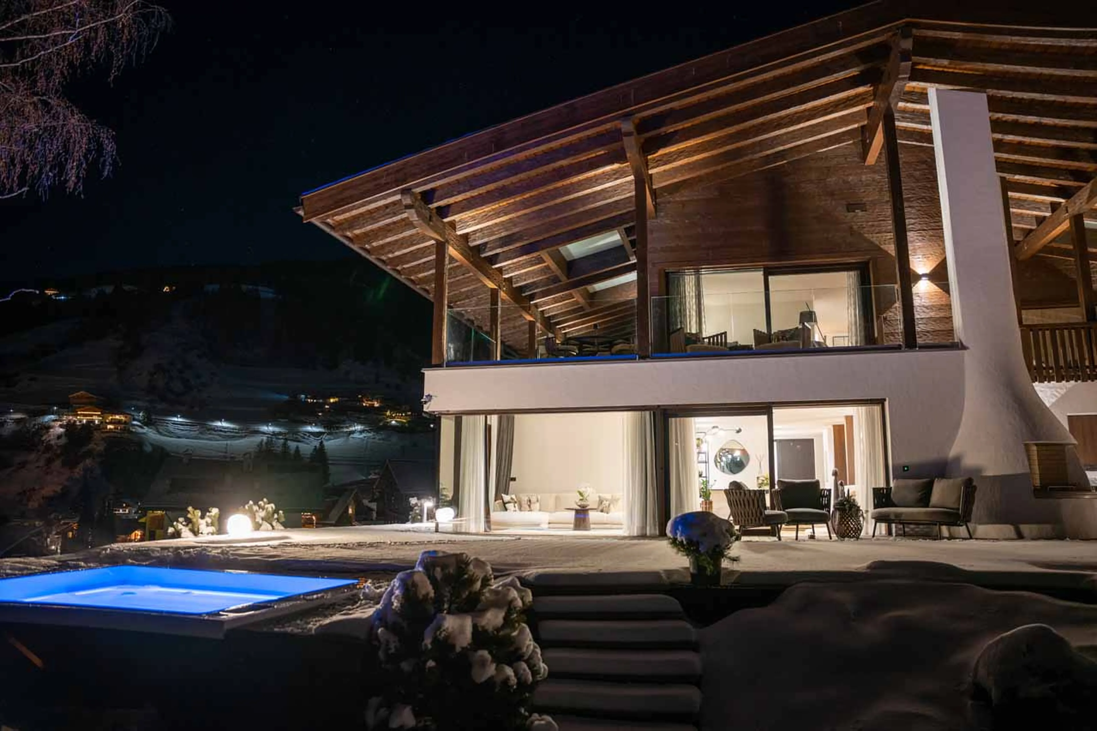 Exterior of Chalet Carolina in Val Gardena at night