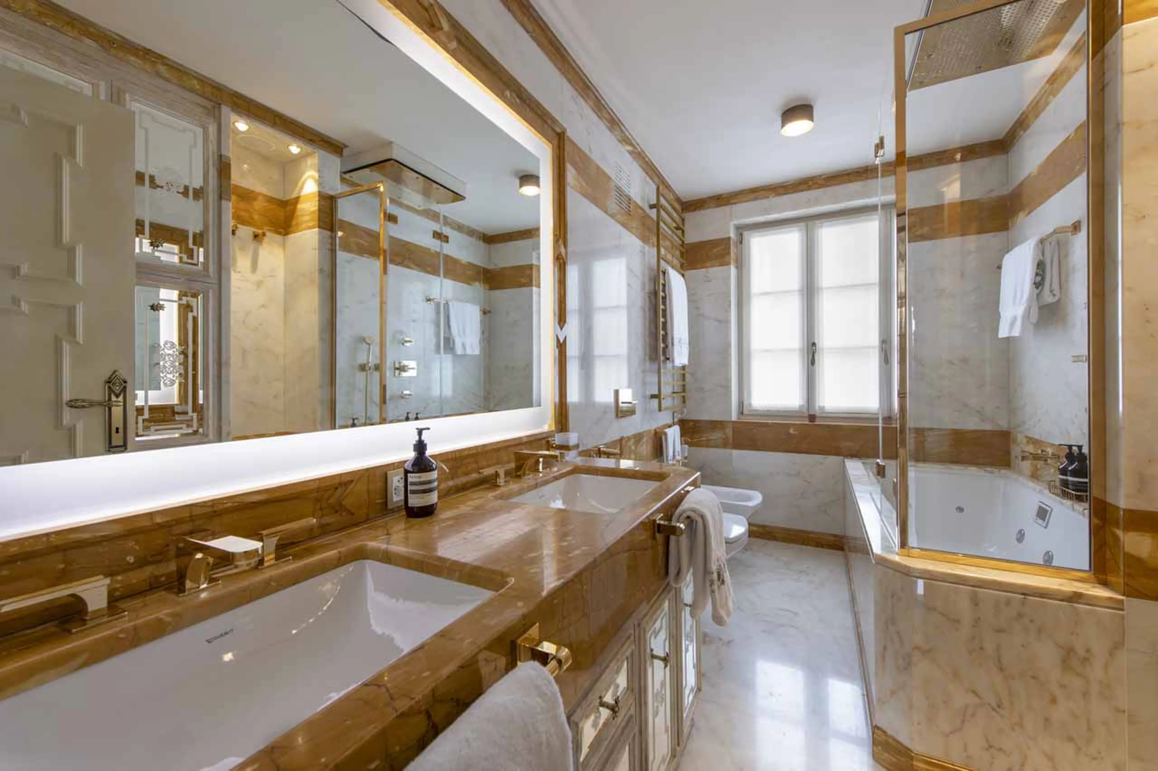 En-suite bathroom in Villa Erica 2, St Moritz