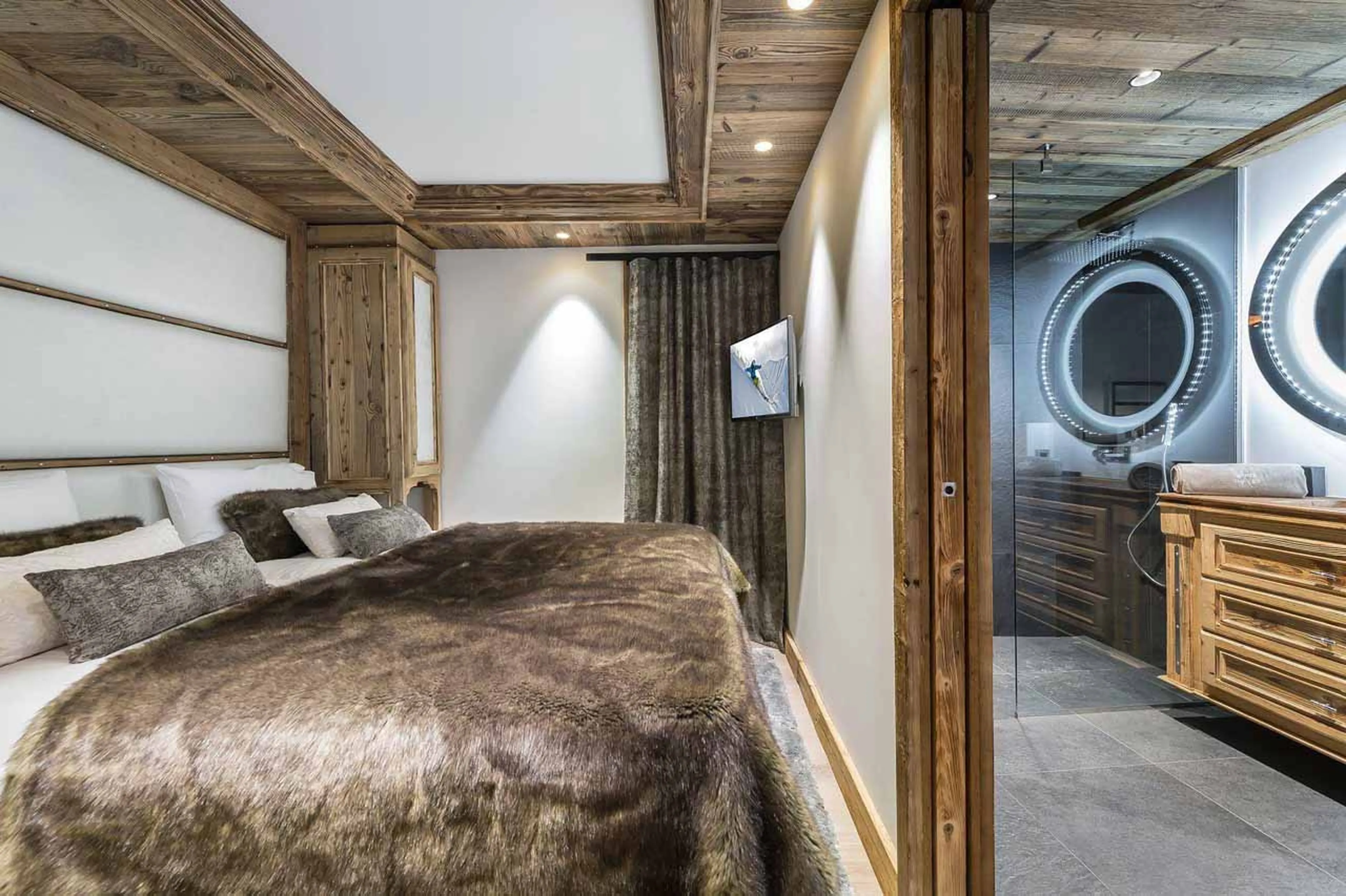 Bedroom five at White Chalet in Courchevel Le Praz