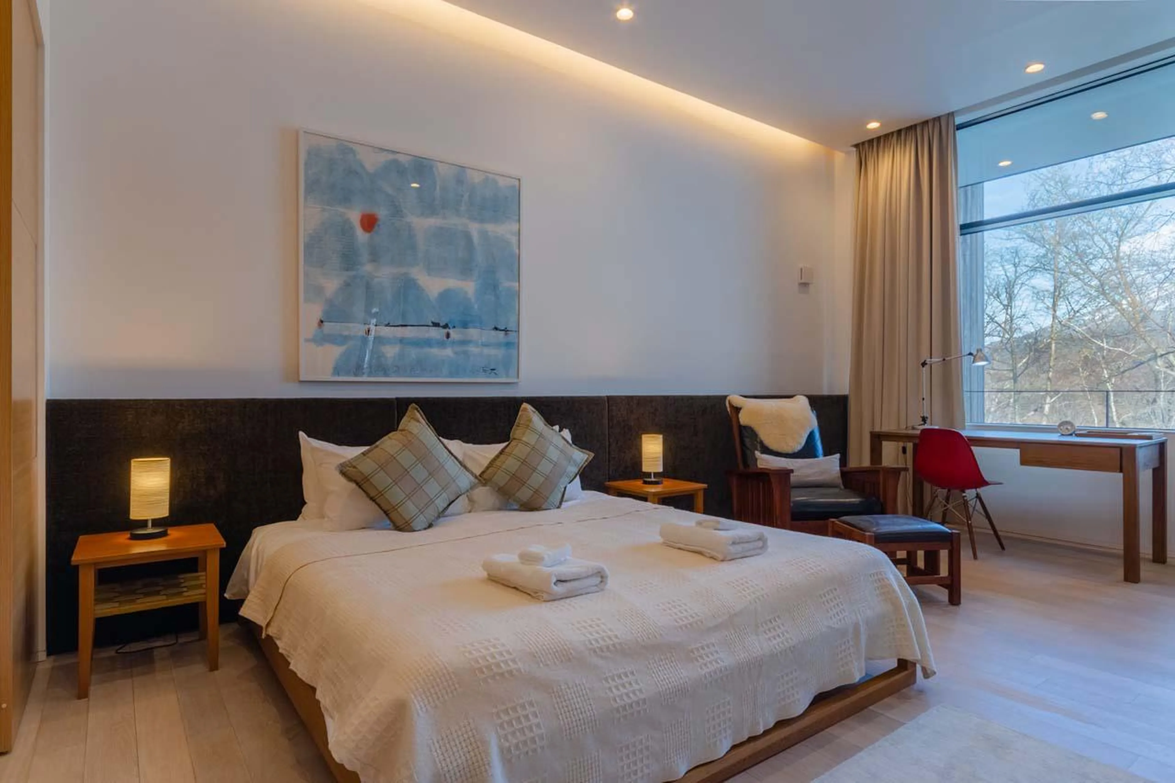 Double bedroom with desk at Yanagi House in Niseko