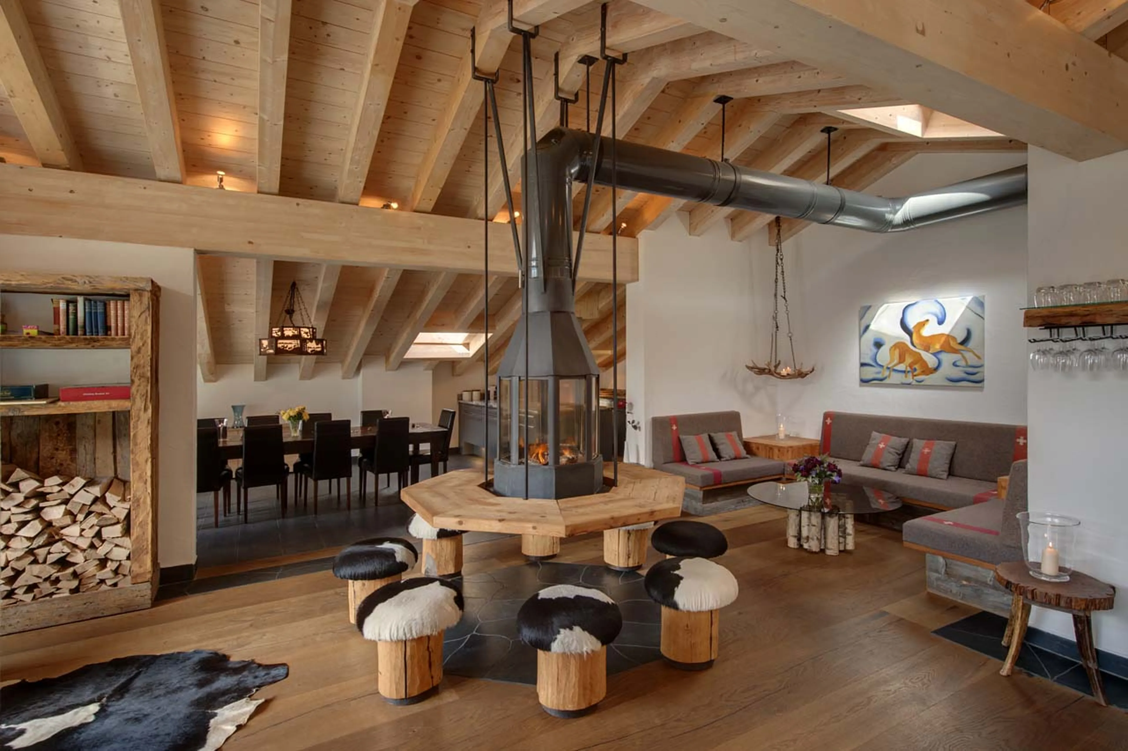 Living and dining area at Zermatt Lodge in Zermatt